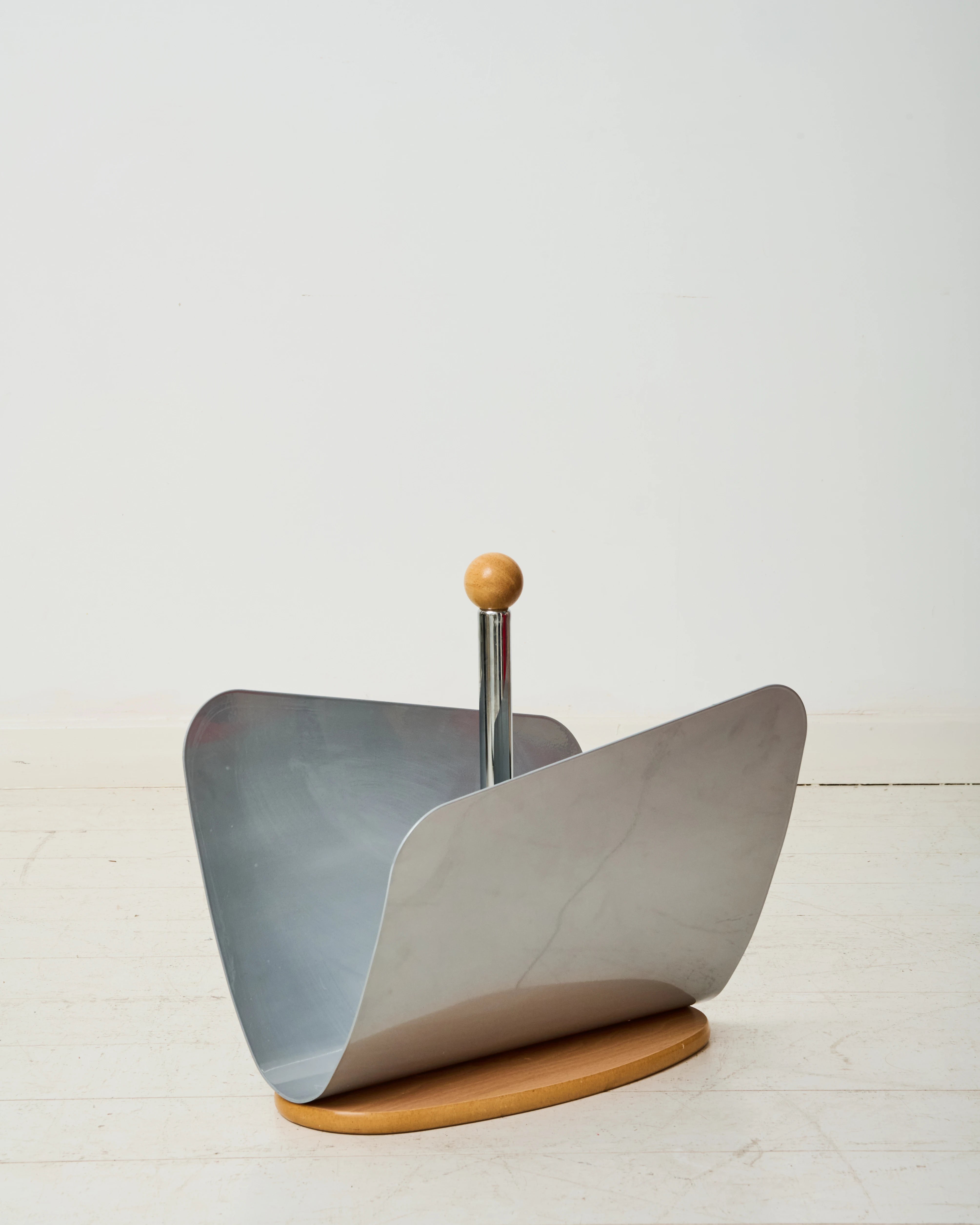 Magazine rack in white metal and checkered glasses