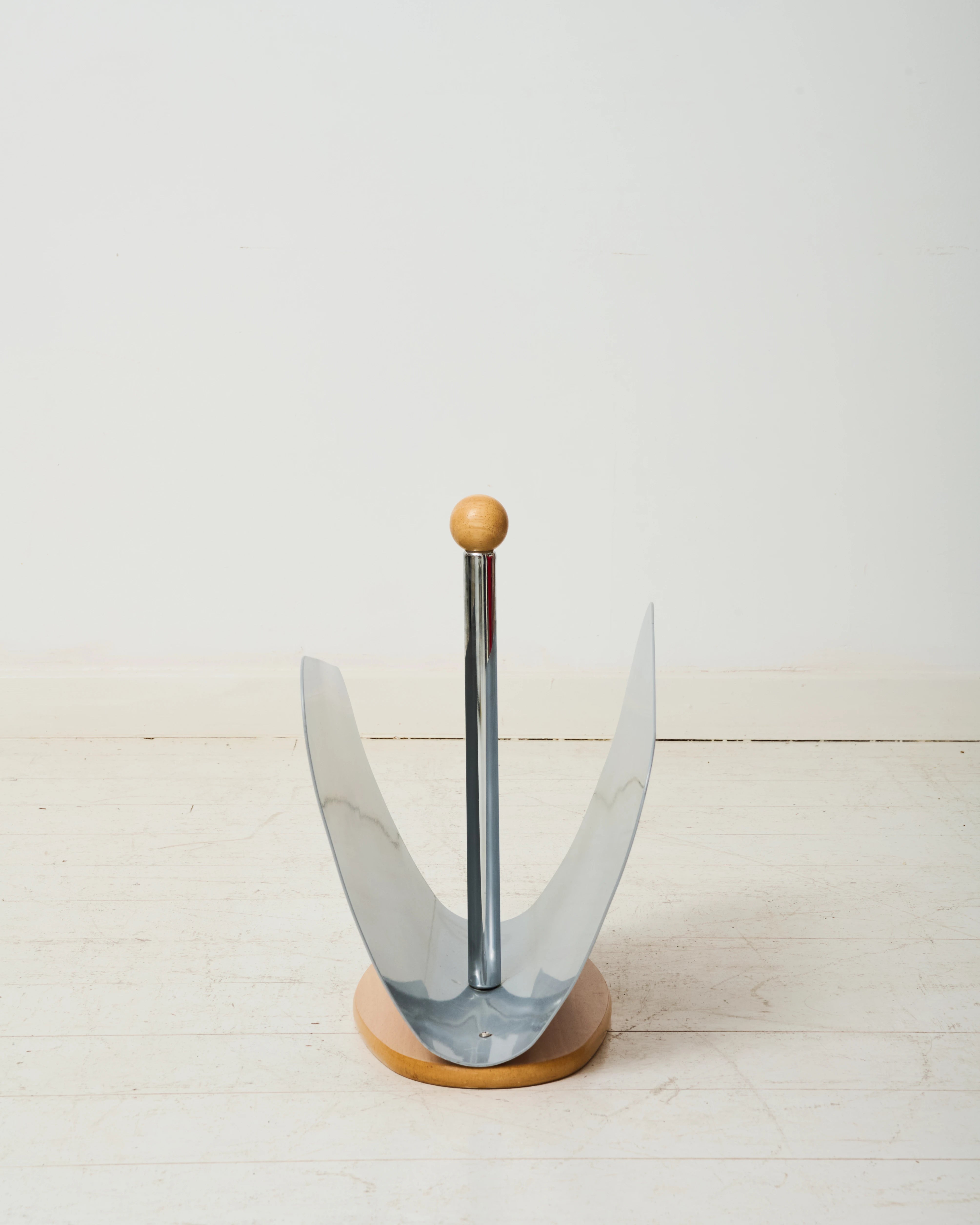 Magazine rack in white metal and checkered glasses