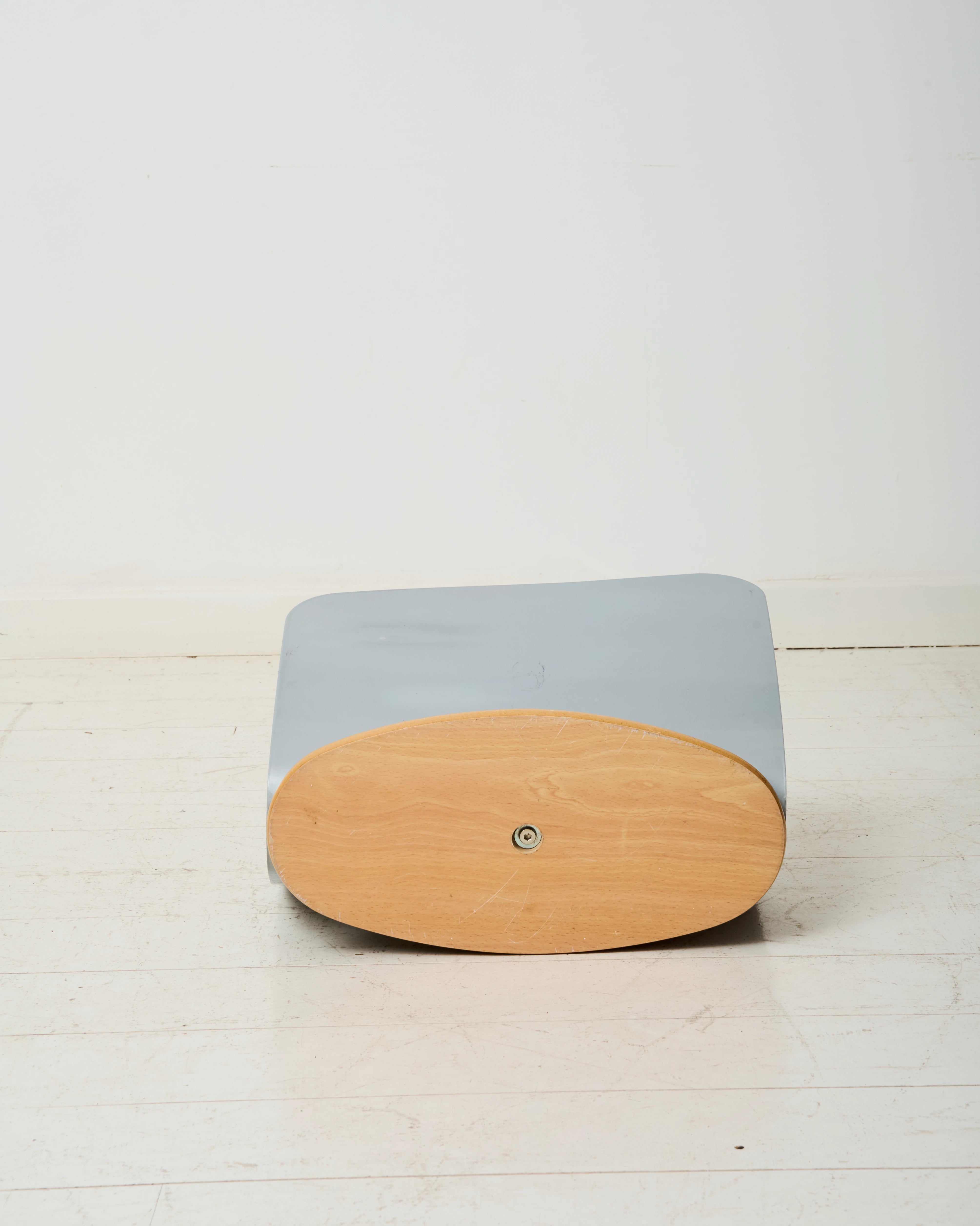 Magazine rack in white metal and checkered glasses