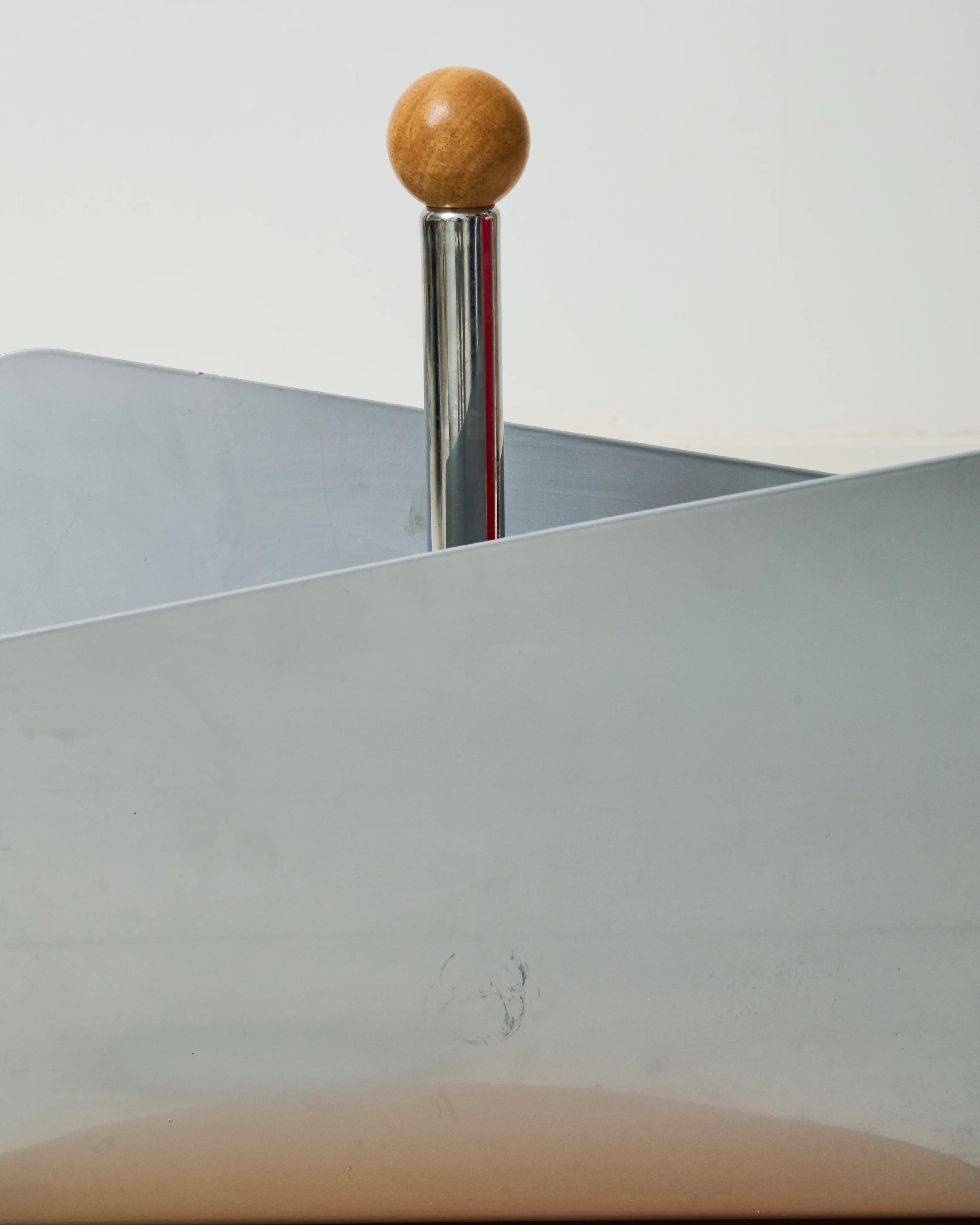 Magazine rack in white metal and checkered glasses