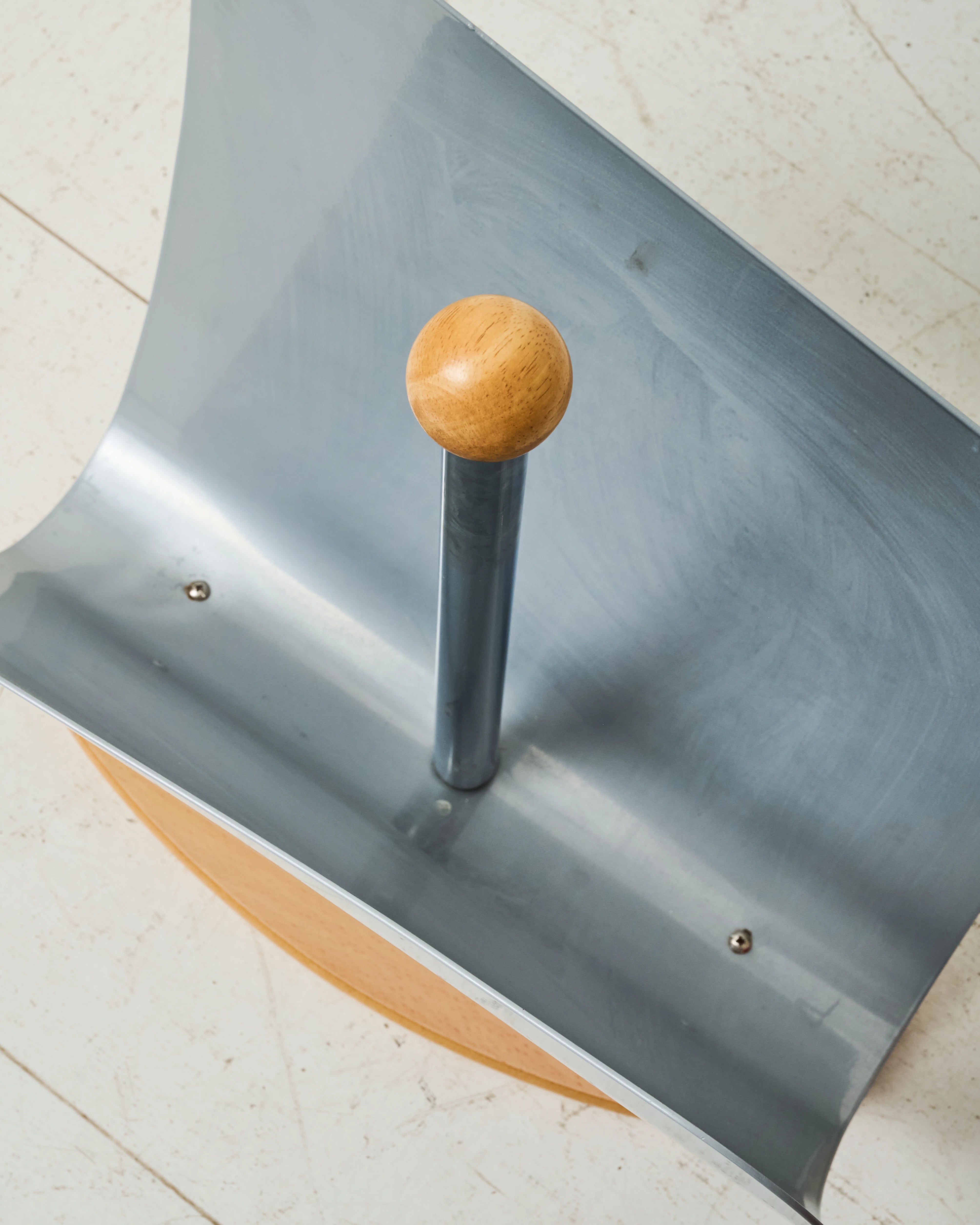 Magazine rack in white metal and checkered glasses