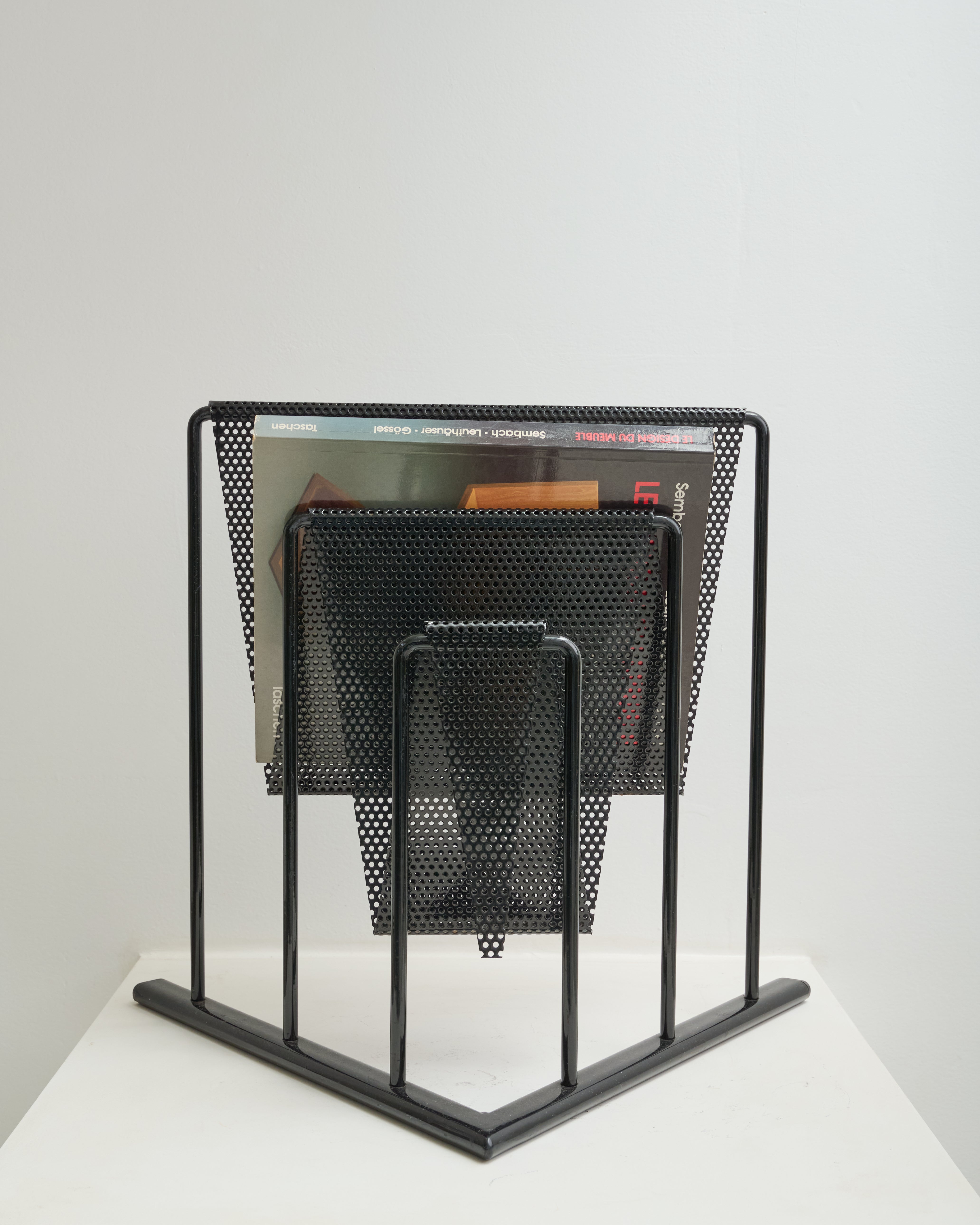 Porte revue triangulaire ajouré noir, memphis, 1980s