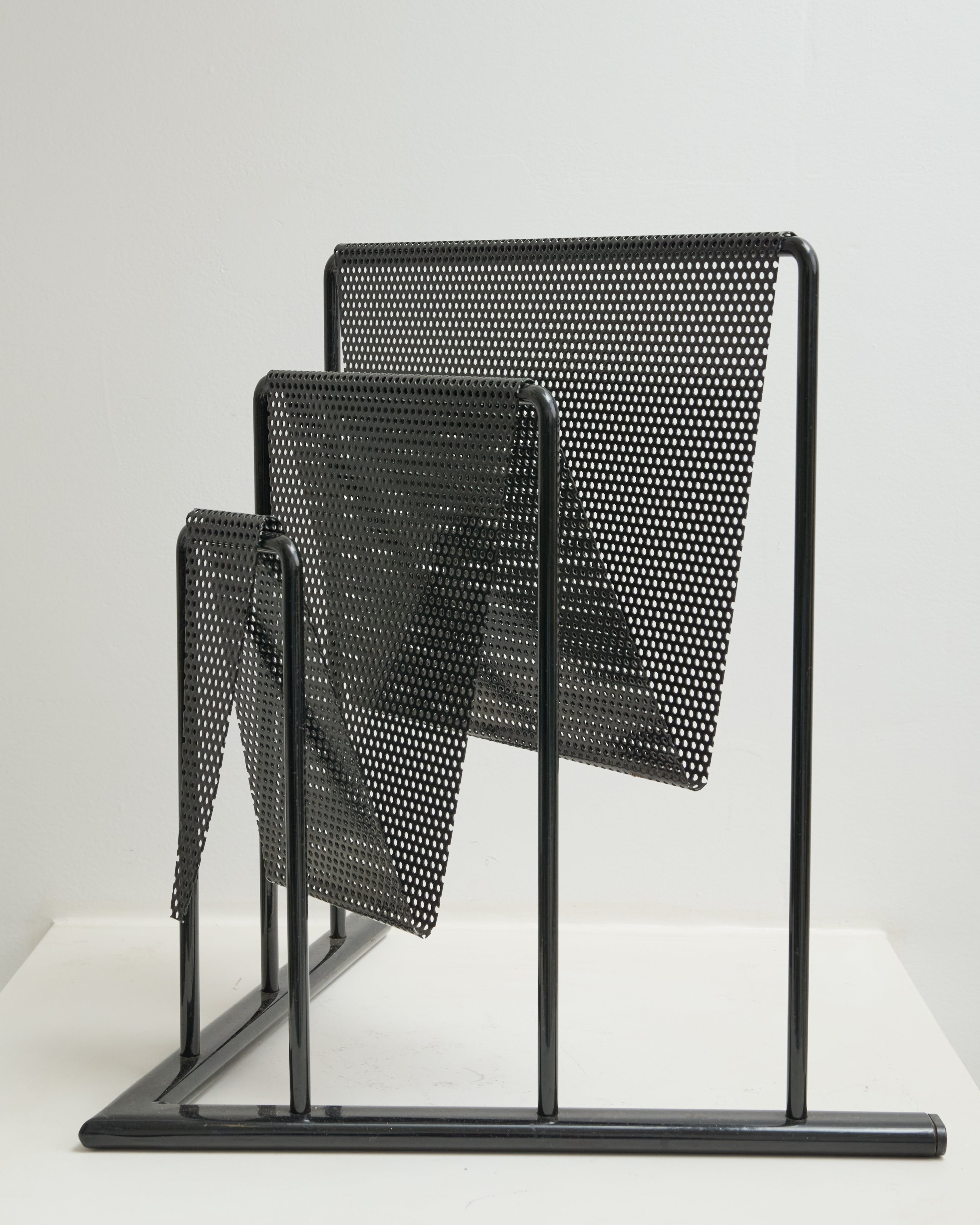 Porte revue triangulaire ajouré noir, memphis, 1980s