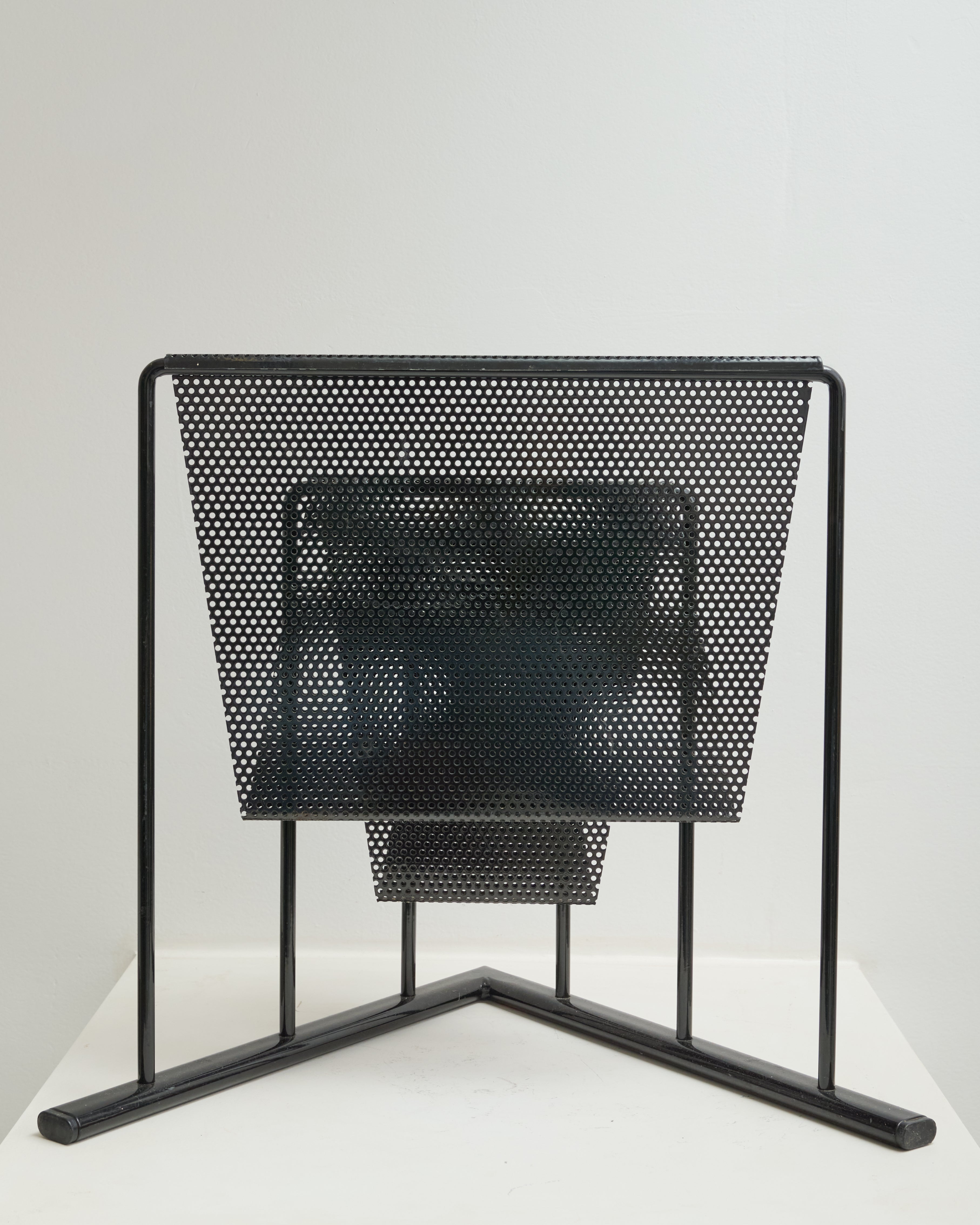 Porte revue triangulaire ajouré noir, memphis, 1980s