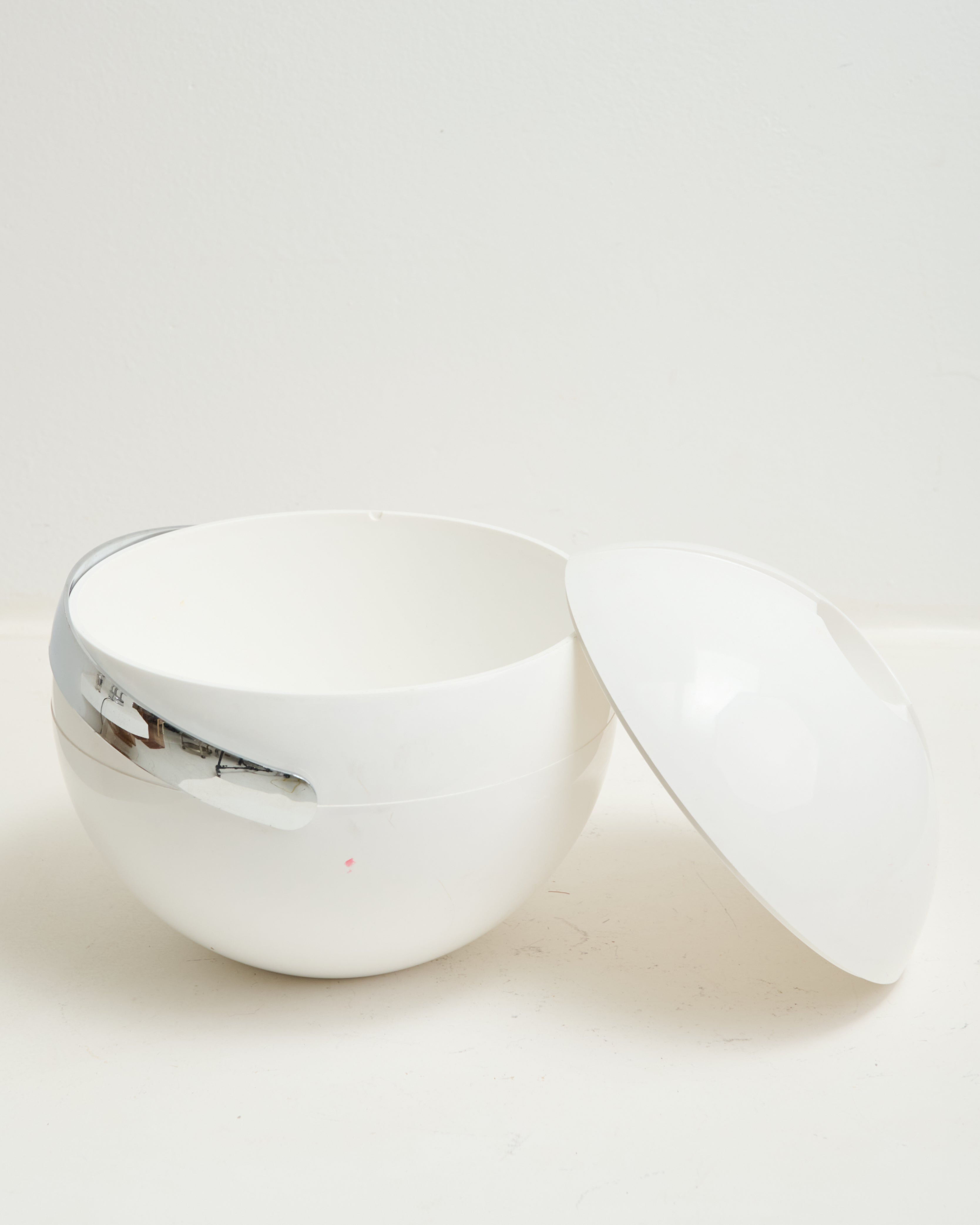 White ice bucket, Paolo Tilche, Guzzini, 1980s