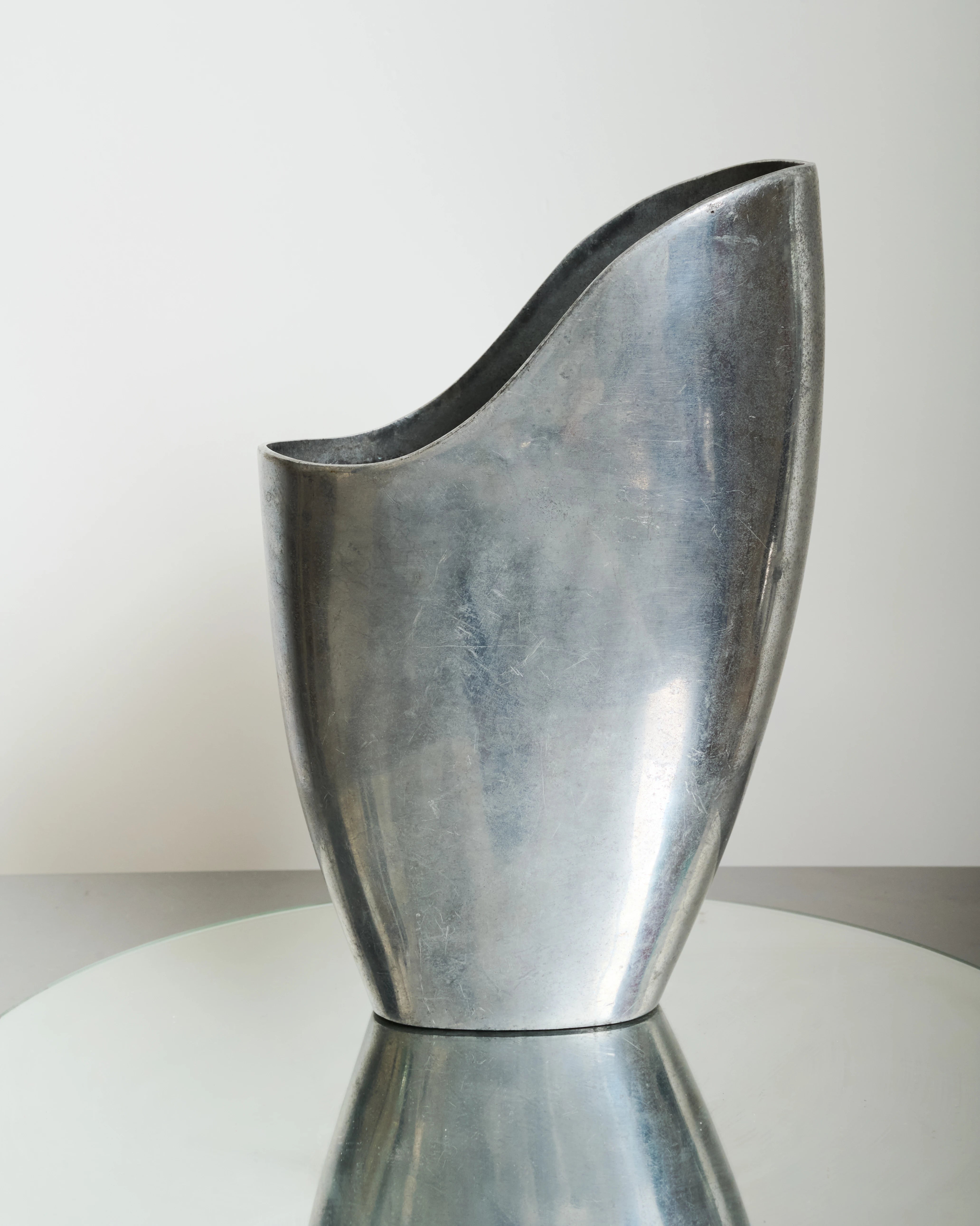 Vase en fonte d'aluminium, dlg Anne Efverlund, 1970-1980