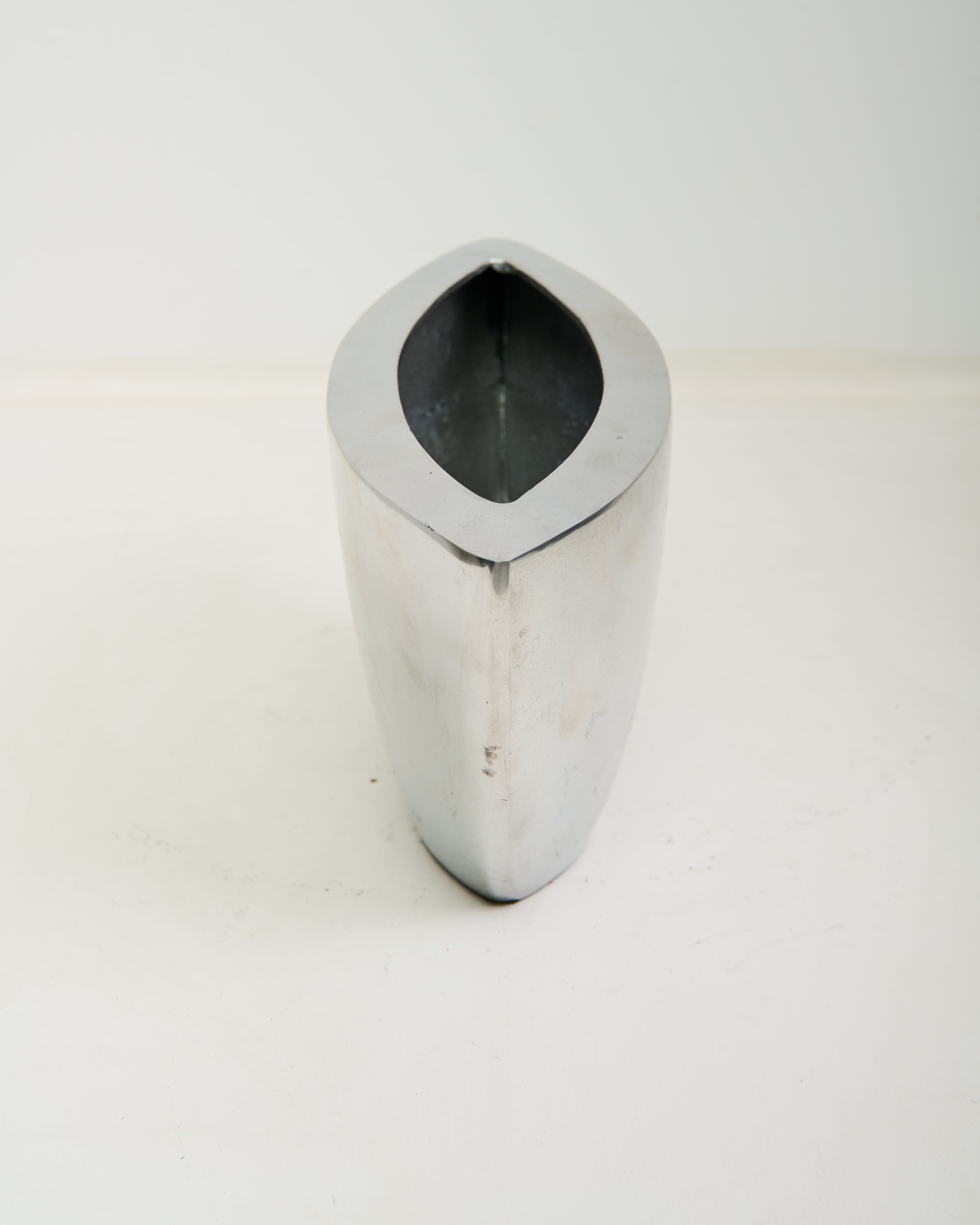 Vase "Bateau" en fonte d'aluminium, Italie, 1980s