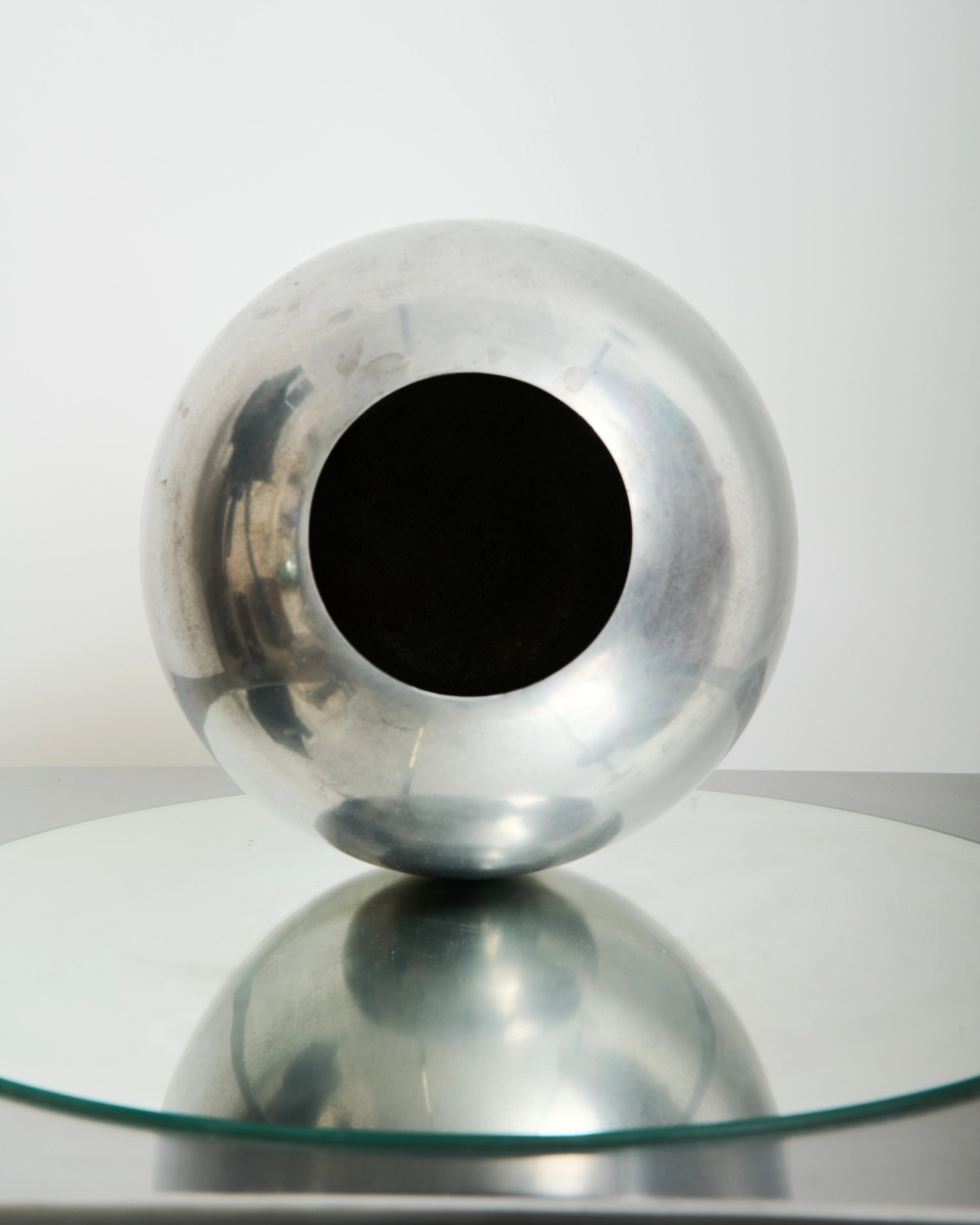 Vase sphère boule en fonte d'aluminium, 1970