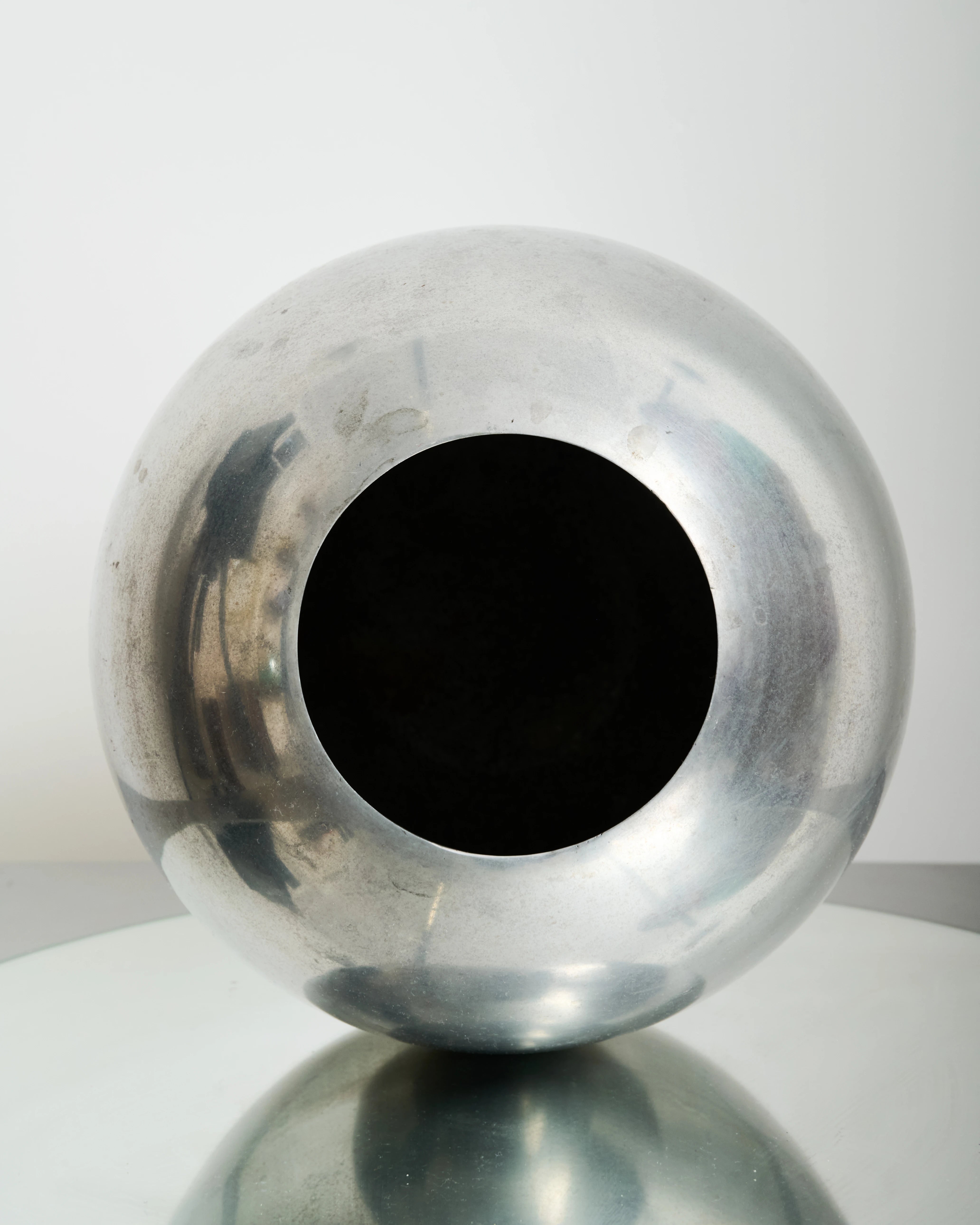 Vase sphère boule en fonte d'aluminium, 1970
