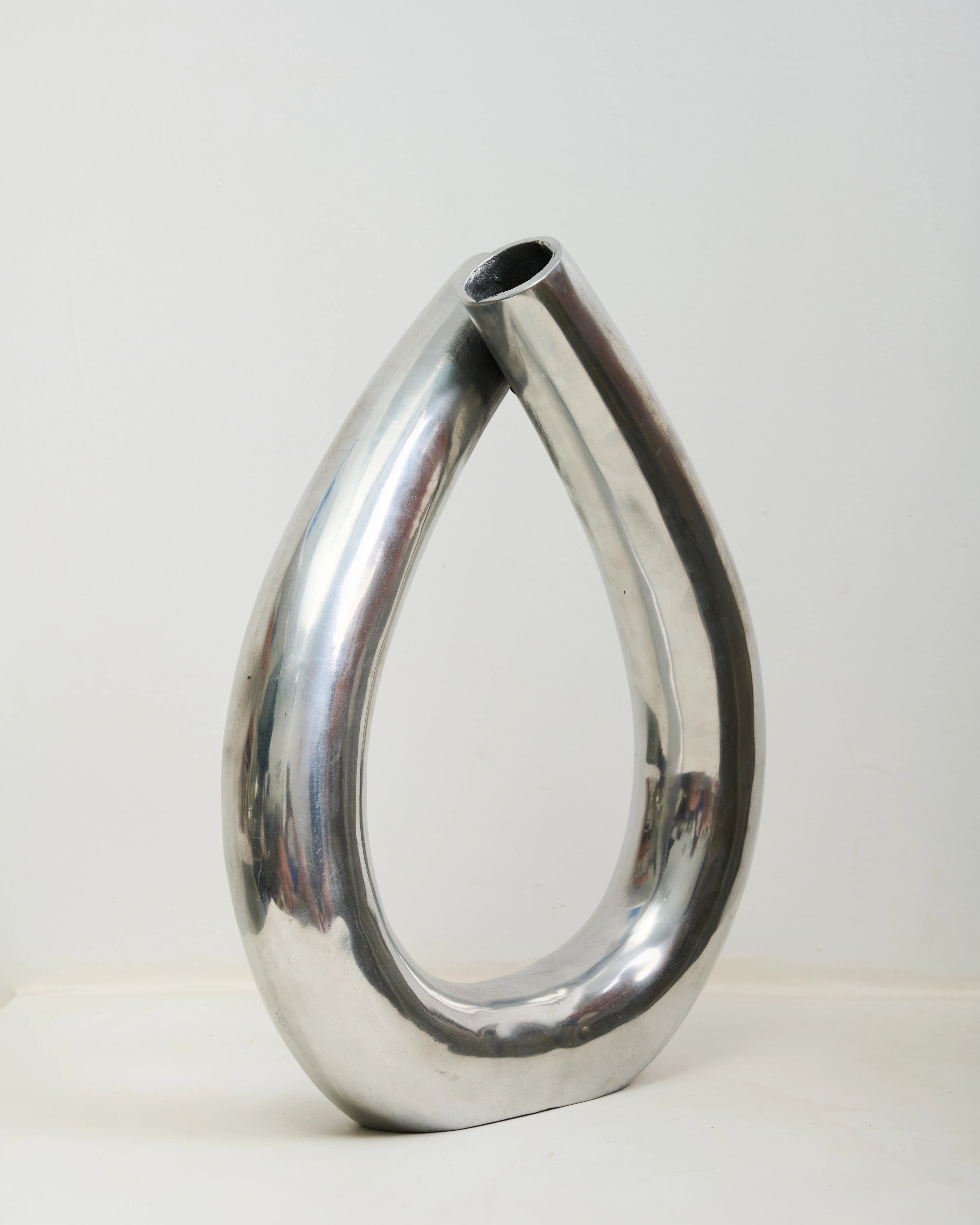 Vase « Trombone » en fonte d’aluminium 1970s-1980s