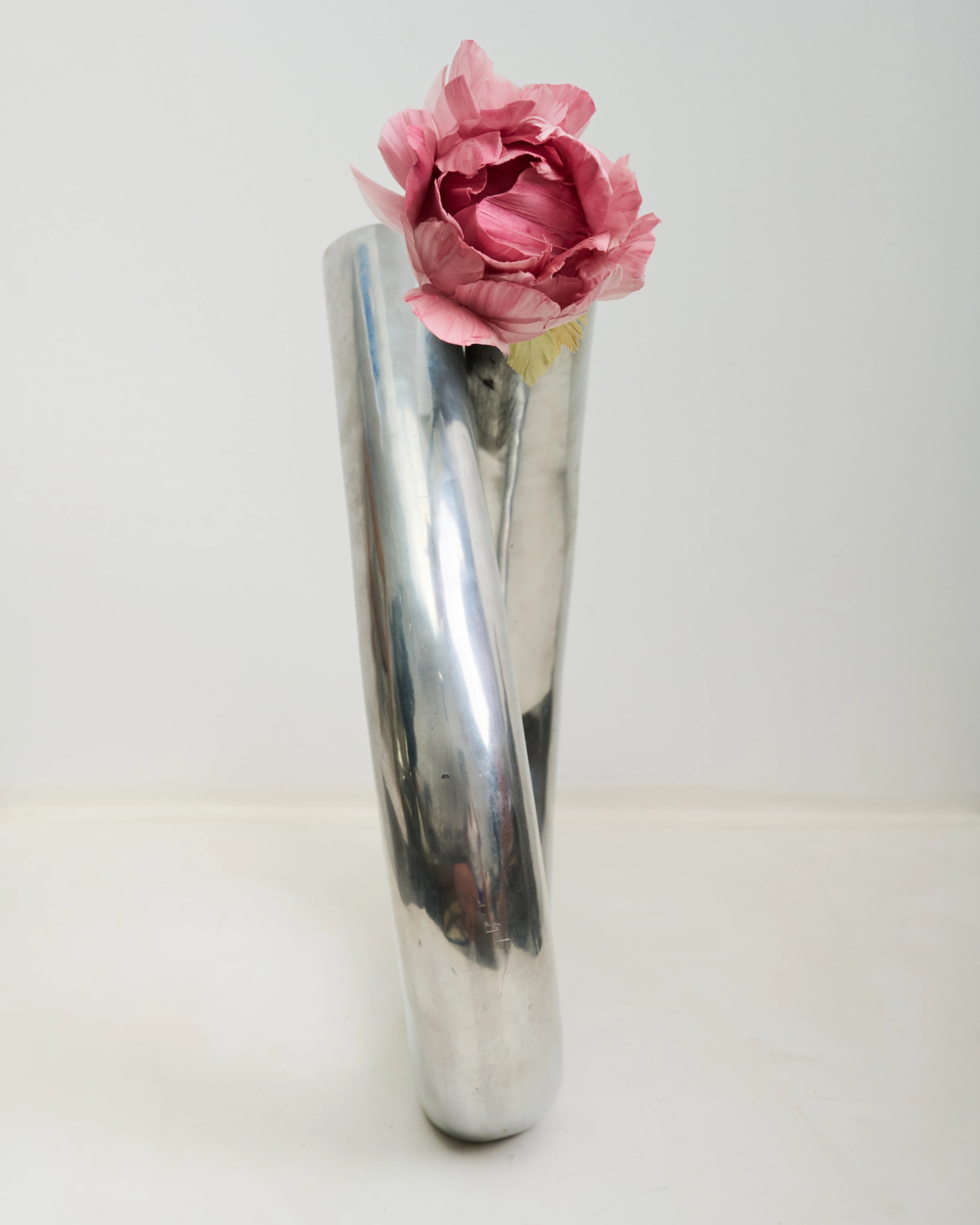 Vase « Trombone » en fonte d’aluminium 1970s-1980s