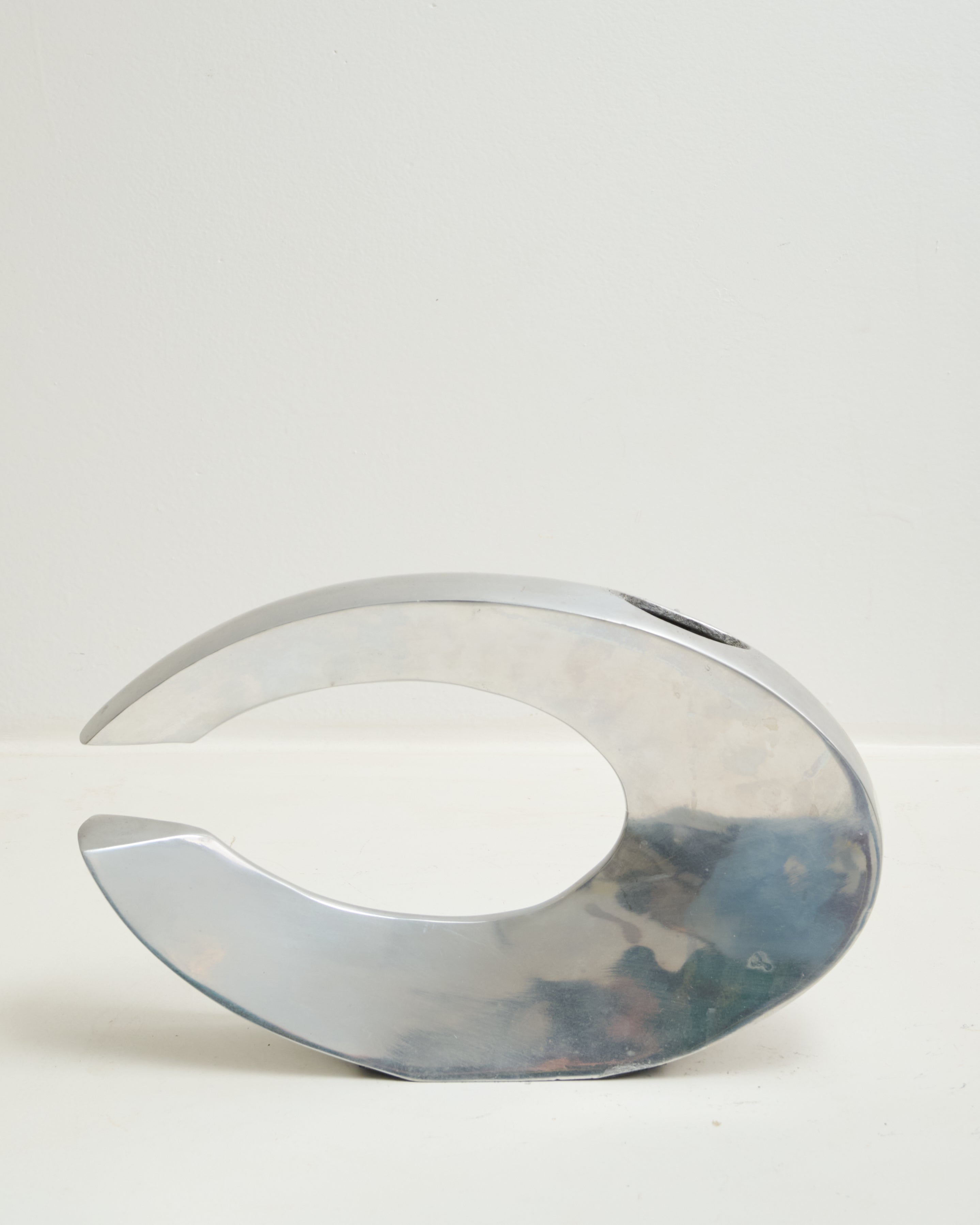 Vase en fonte d'aluminium forme "C", space age, 1970-1980