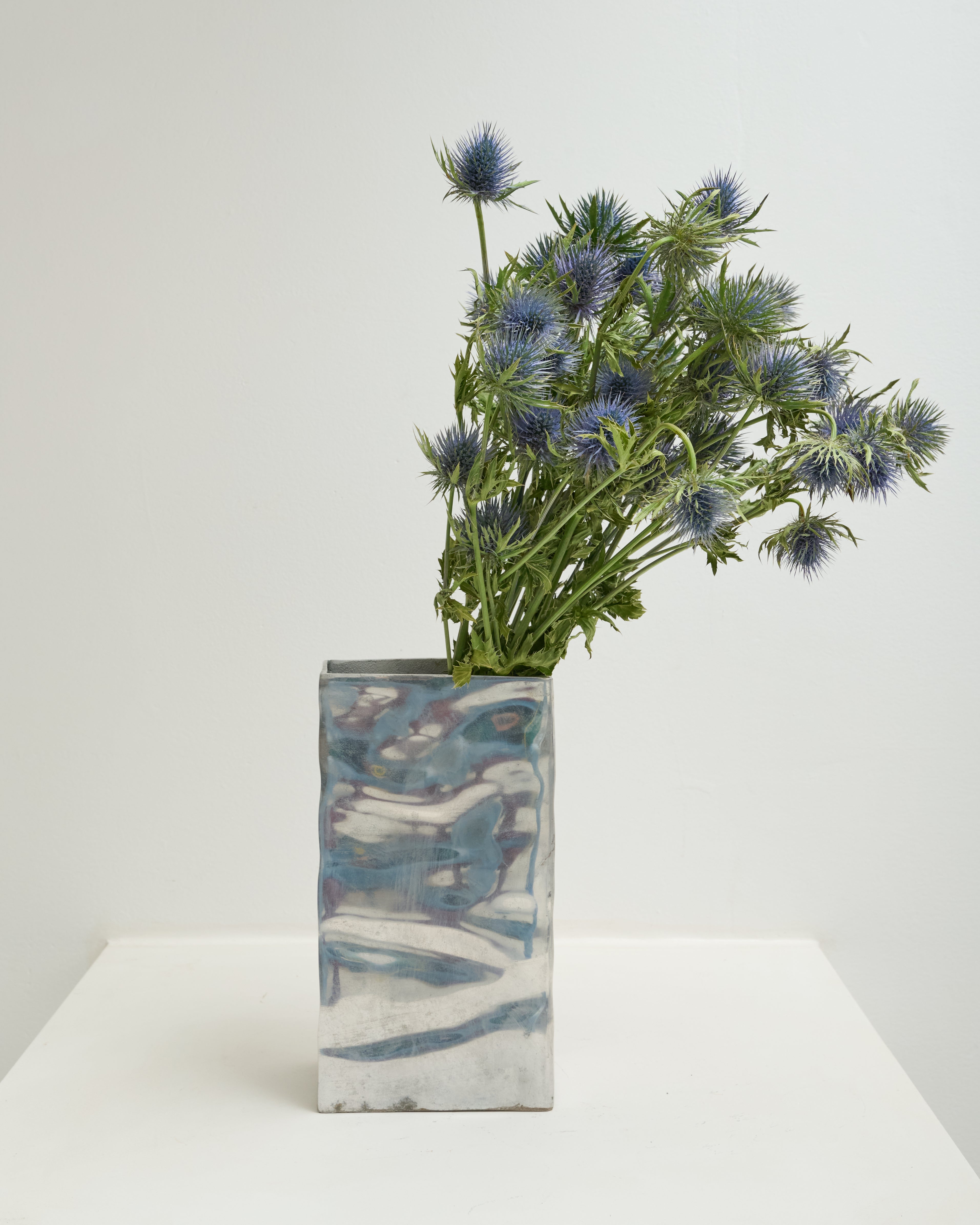 Vase rectangle texturé, fonte d'aluminium, 1970s