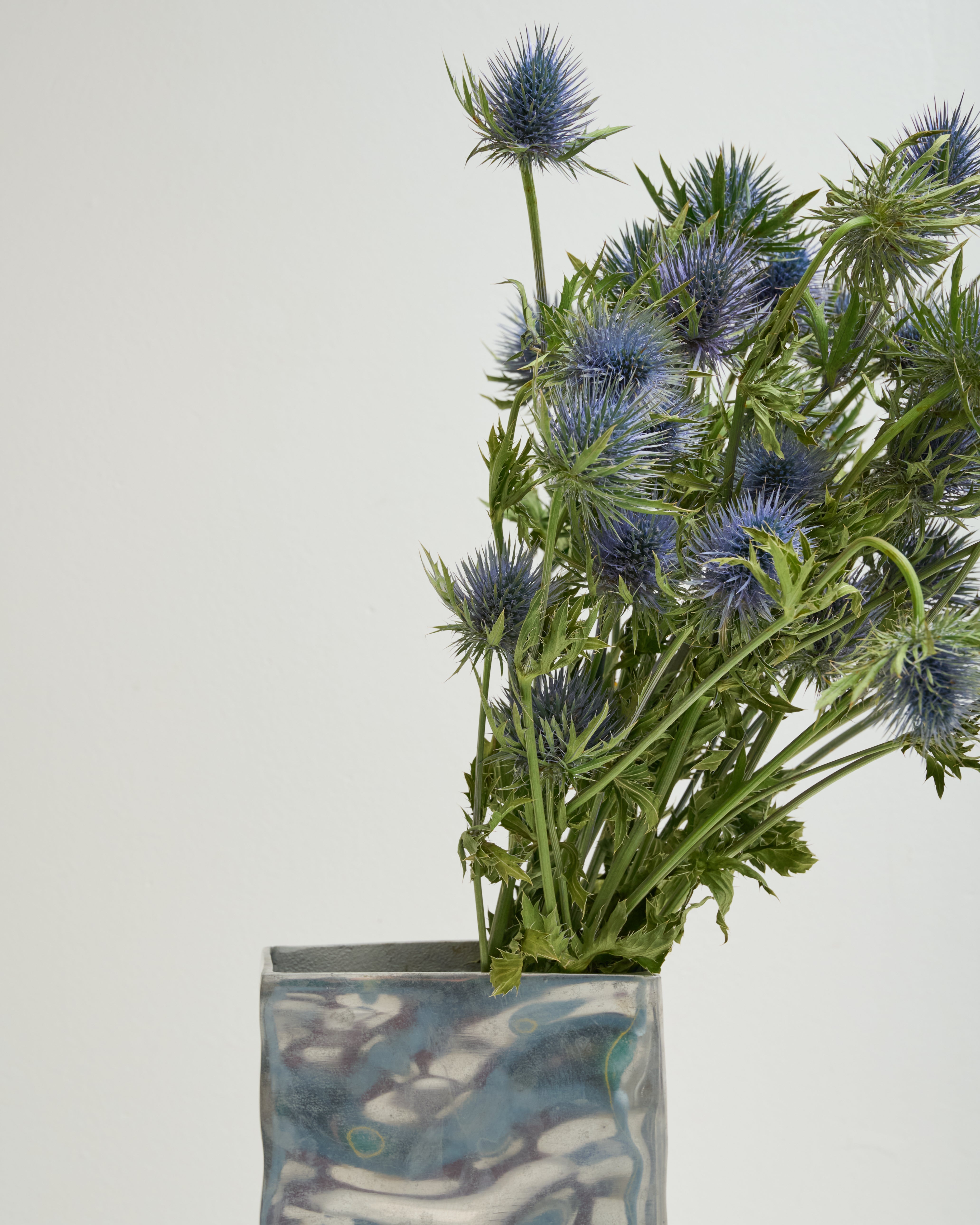 Vase rectangle texturé, fonte d'aluminium, 1970s