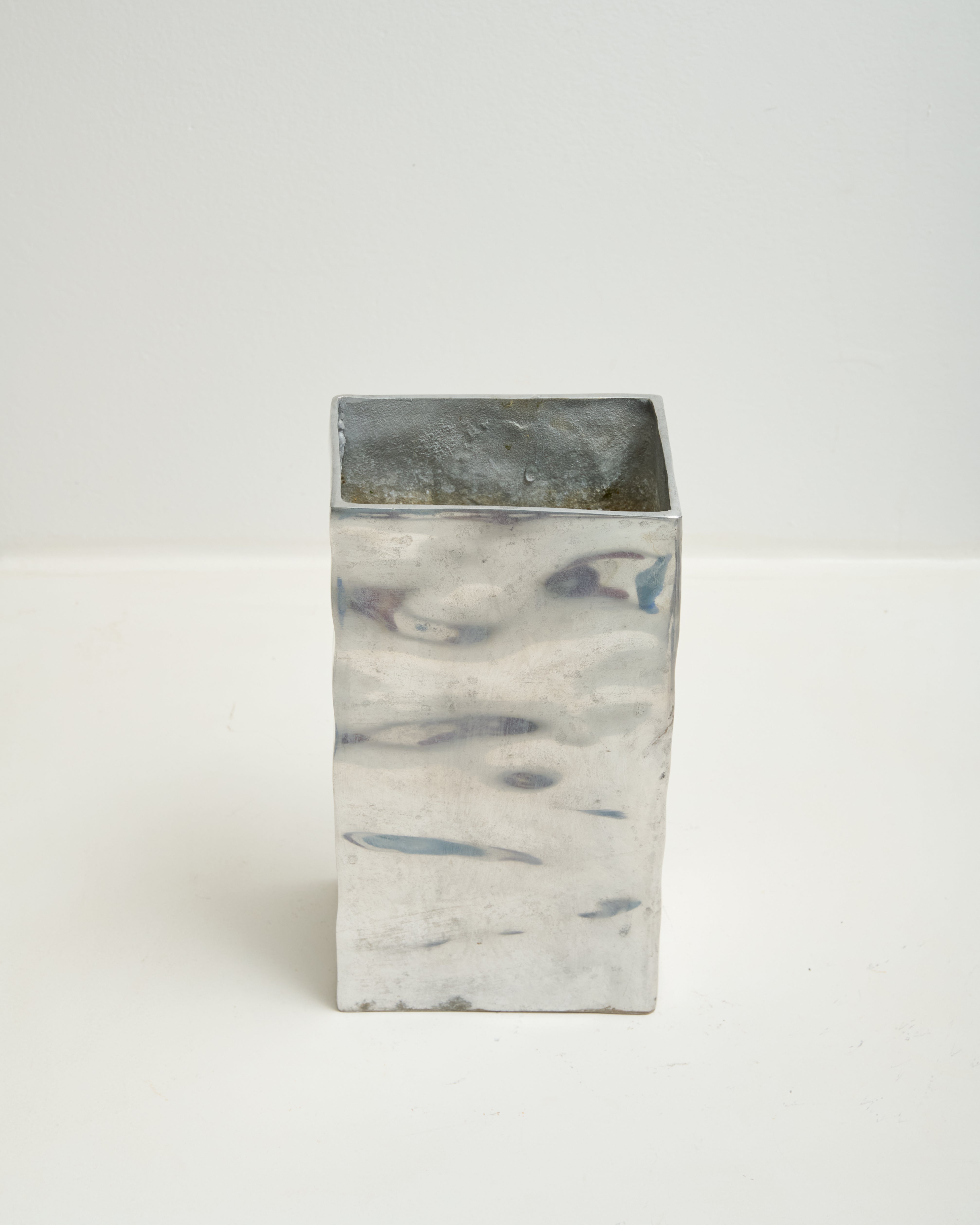 Vase rectangle texturé, fonte d'aluminium, 1970s