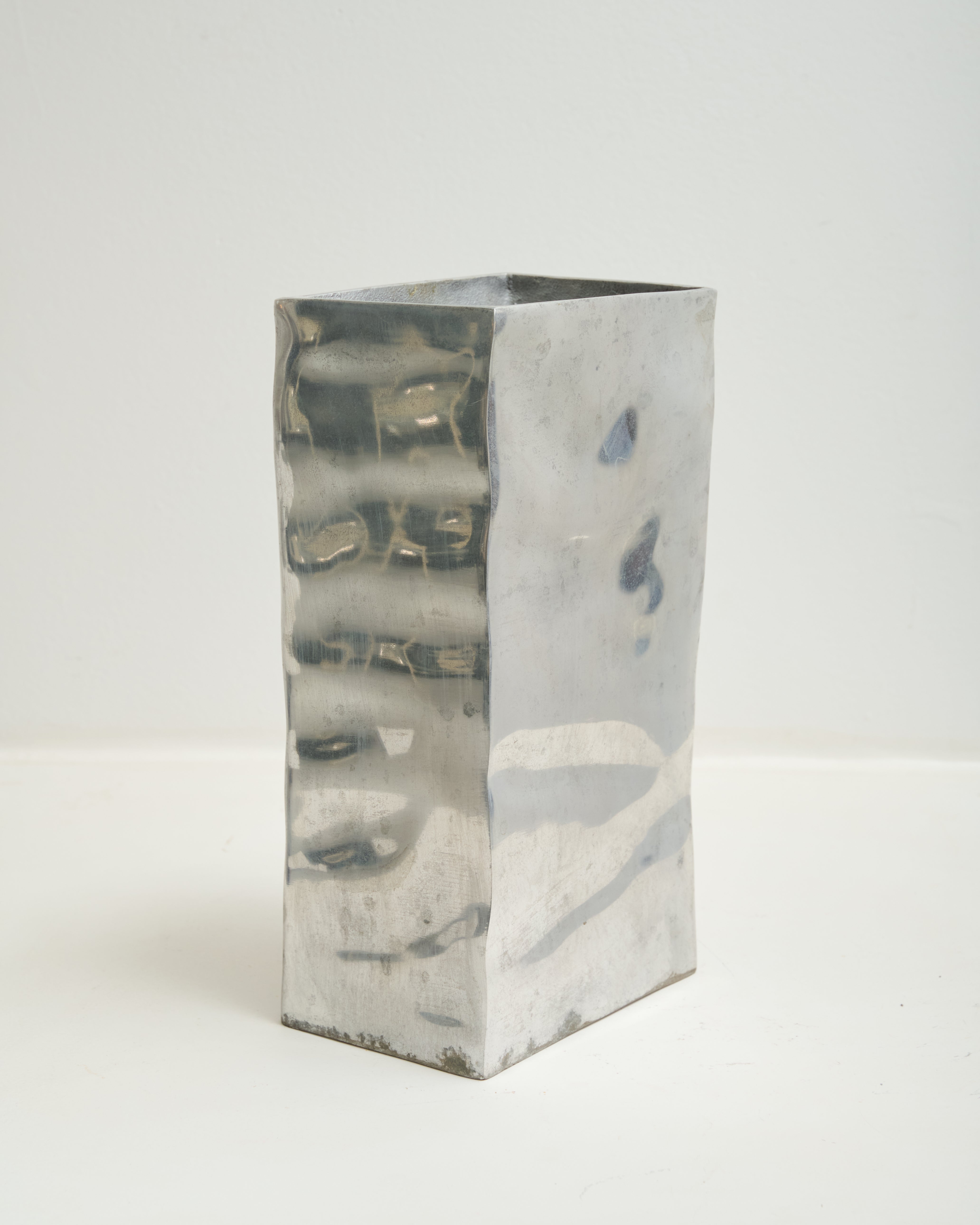 Vase rectangle texturé, fonte d'aluminium, 1970s