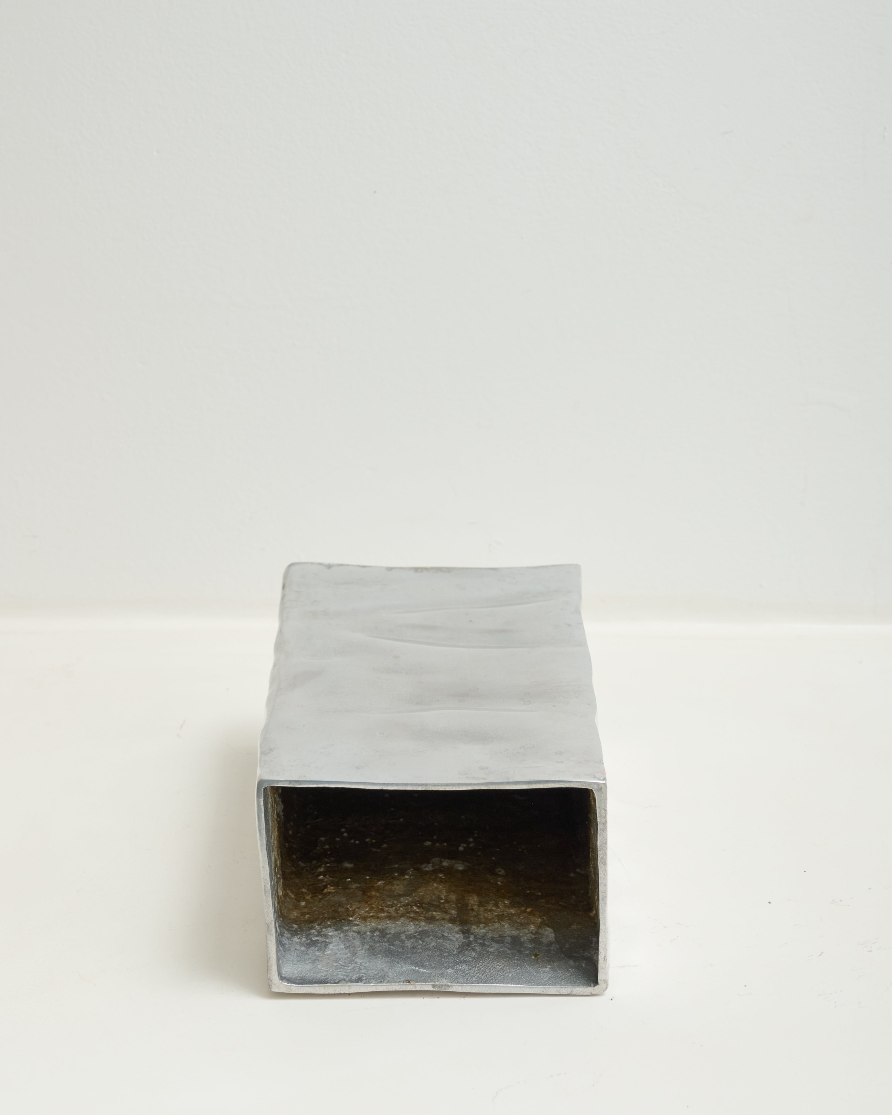 Vase rectangle texturé, fonte d'aluminium, 1970s