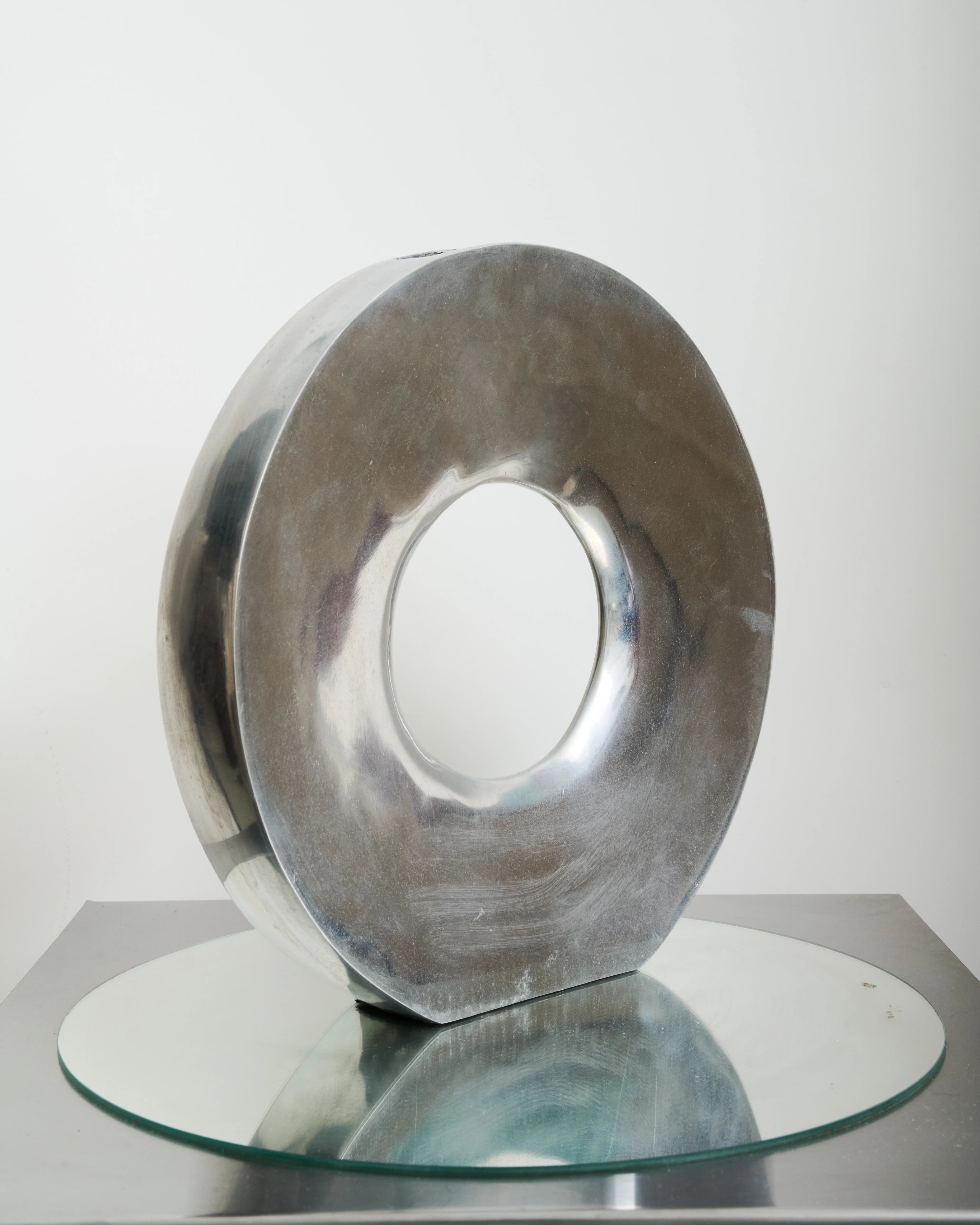 Vase XXL en fonte d'aluminium avec un rond, 1970s