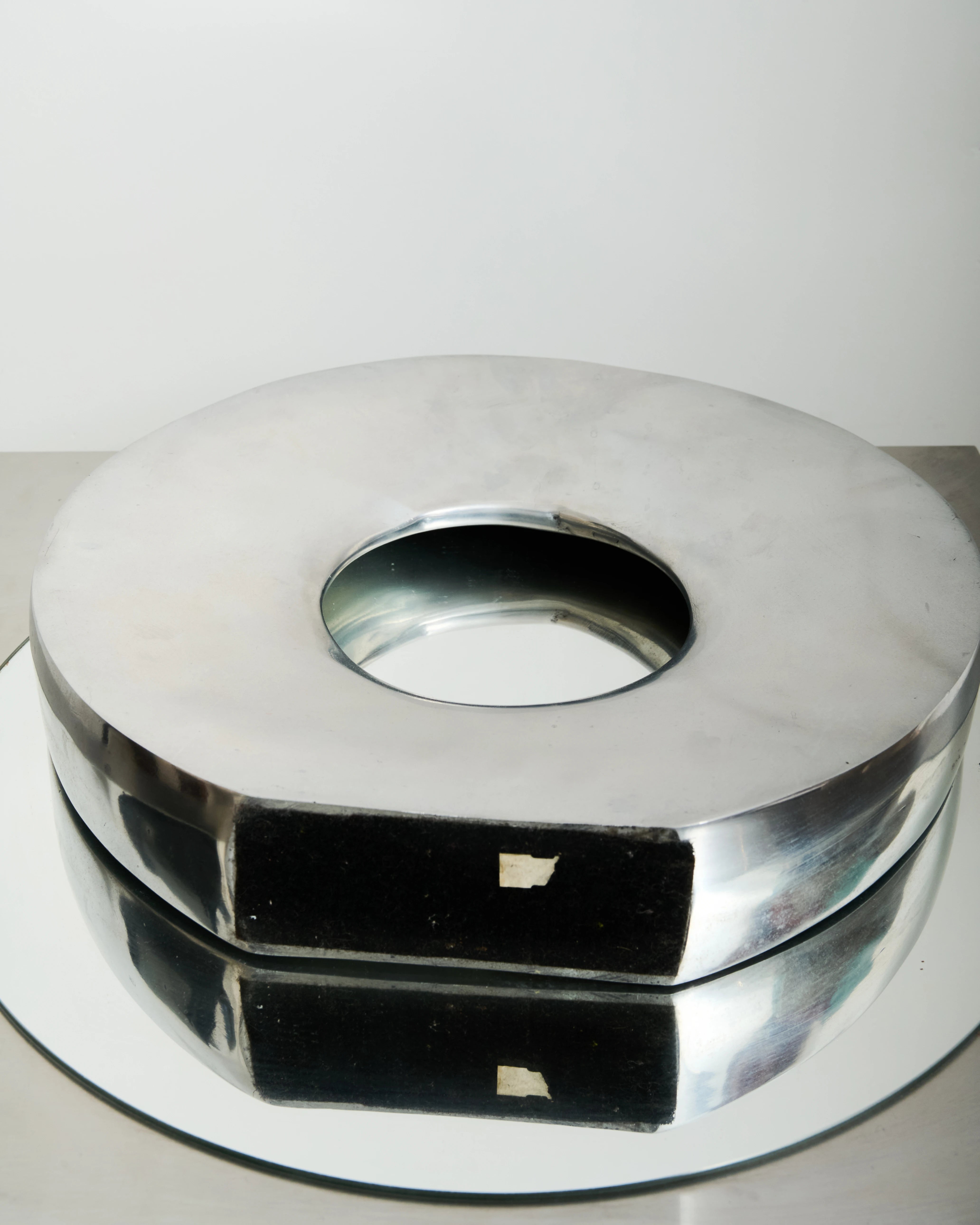 Vase XXL en fonte d'aluminium avec un rond, 1970s