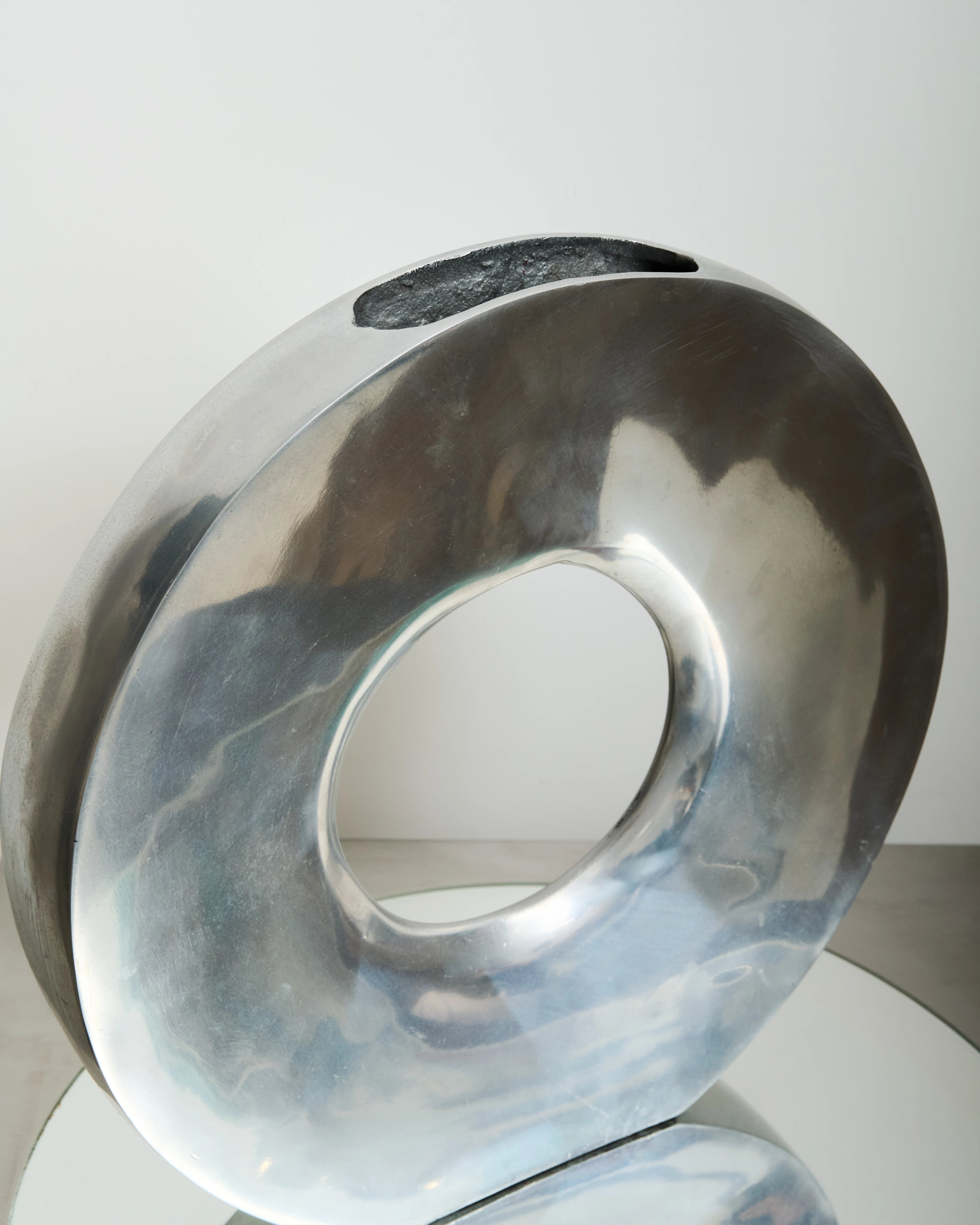 Vase XXL en fonte d'aluminium avec un rond, 1970s