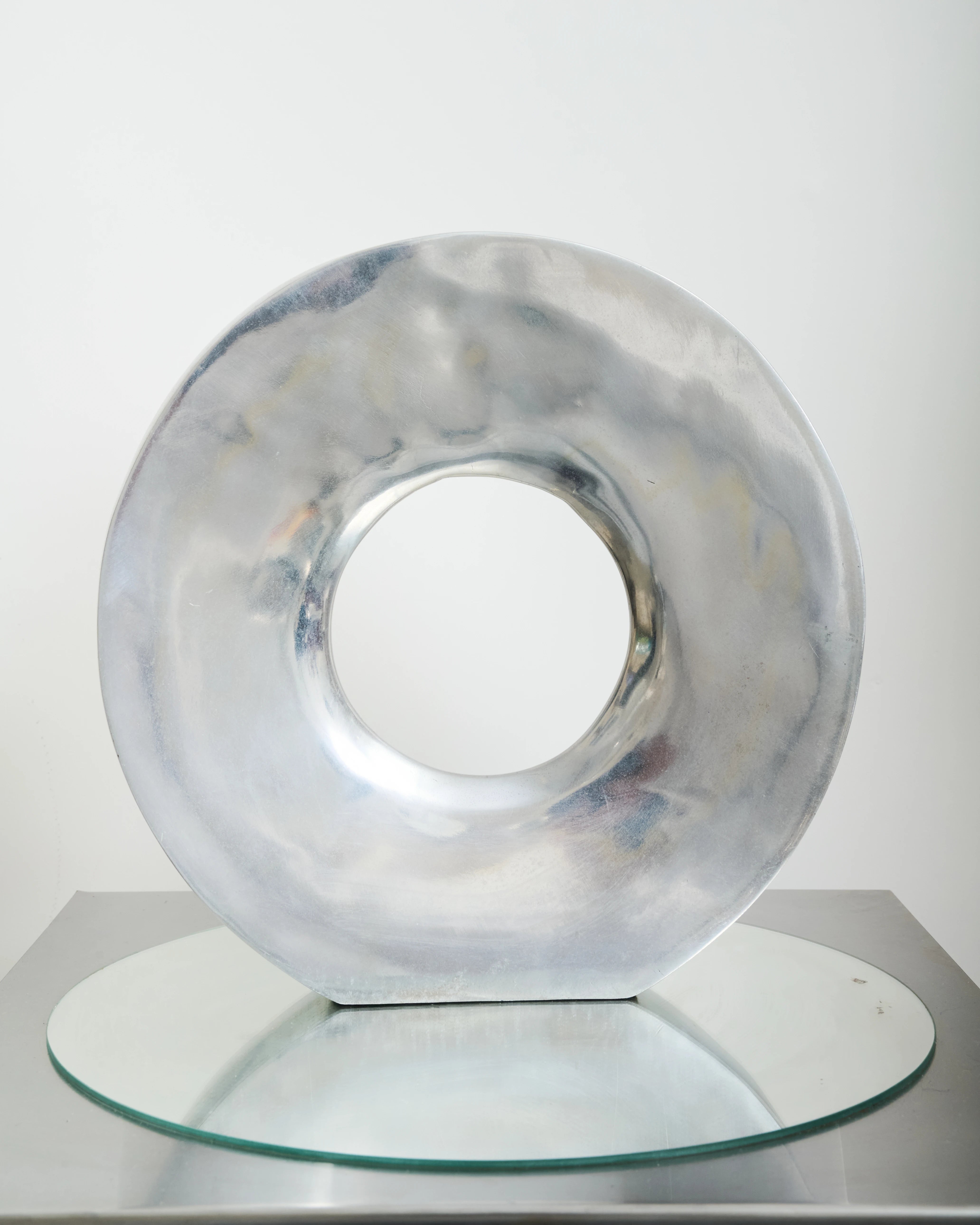 Vase XXL en fonte d'aluminium avec un rond, 1970s