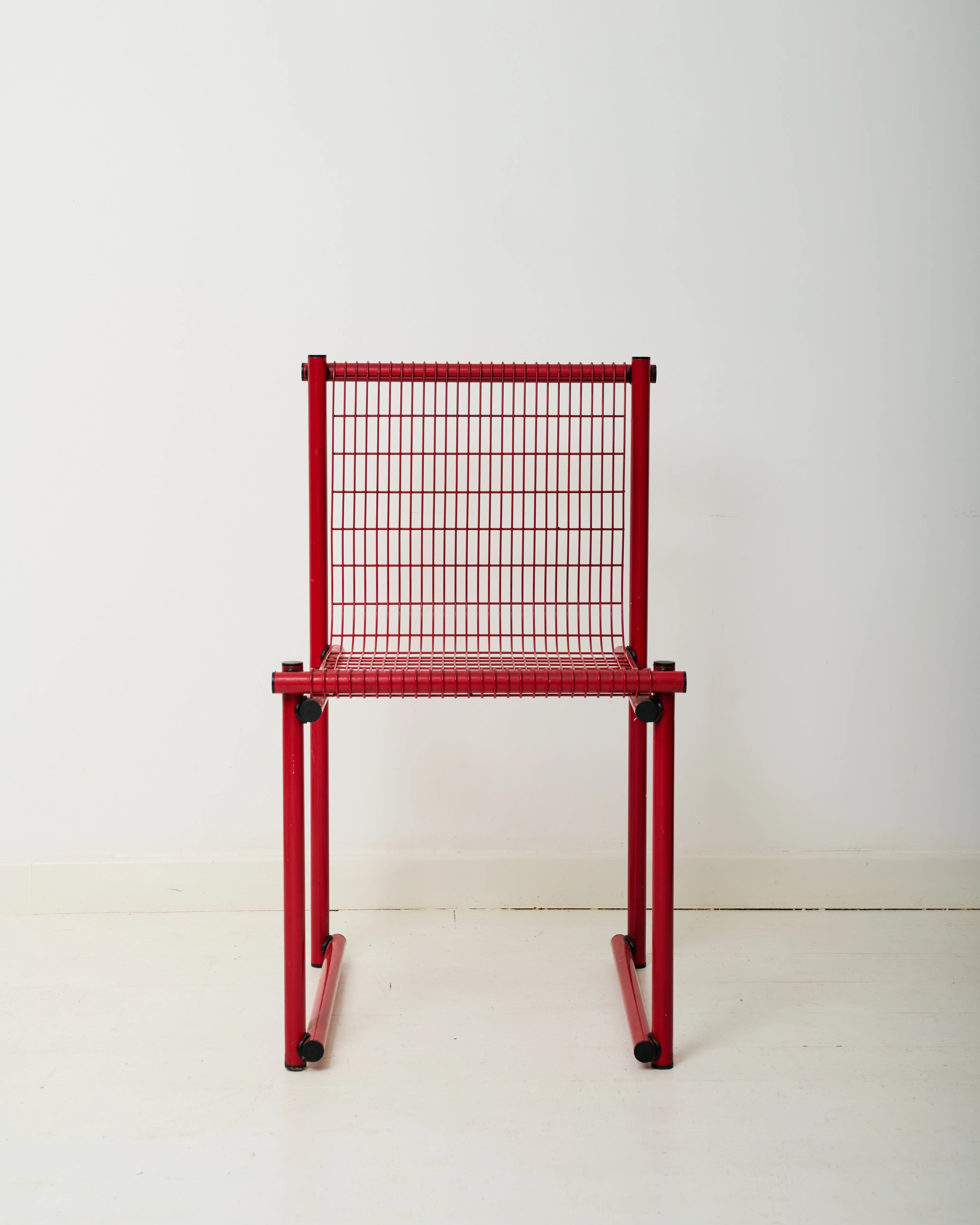 Chaise postmoderne en métal laqué rouge, 1980s