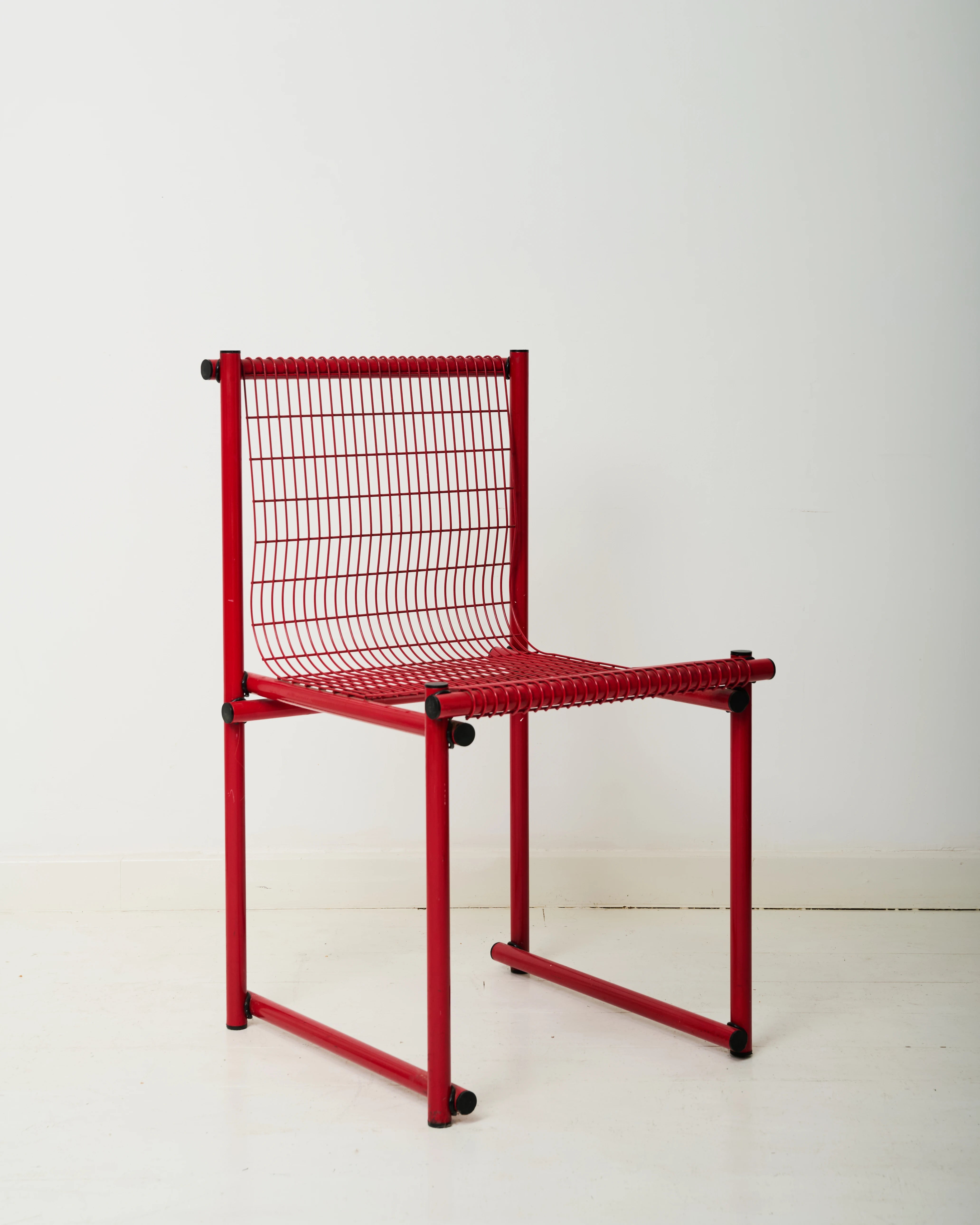 Chaise postmoderne en métal laqué rouge, 1980s