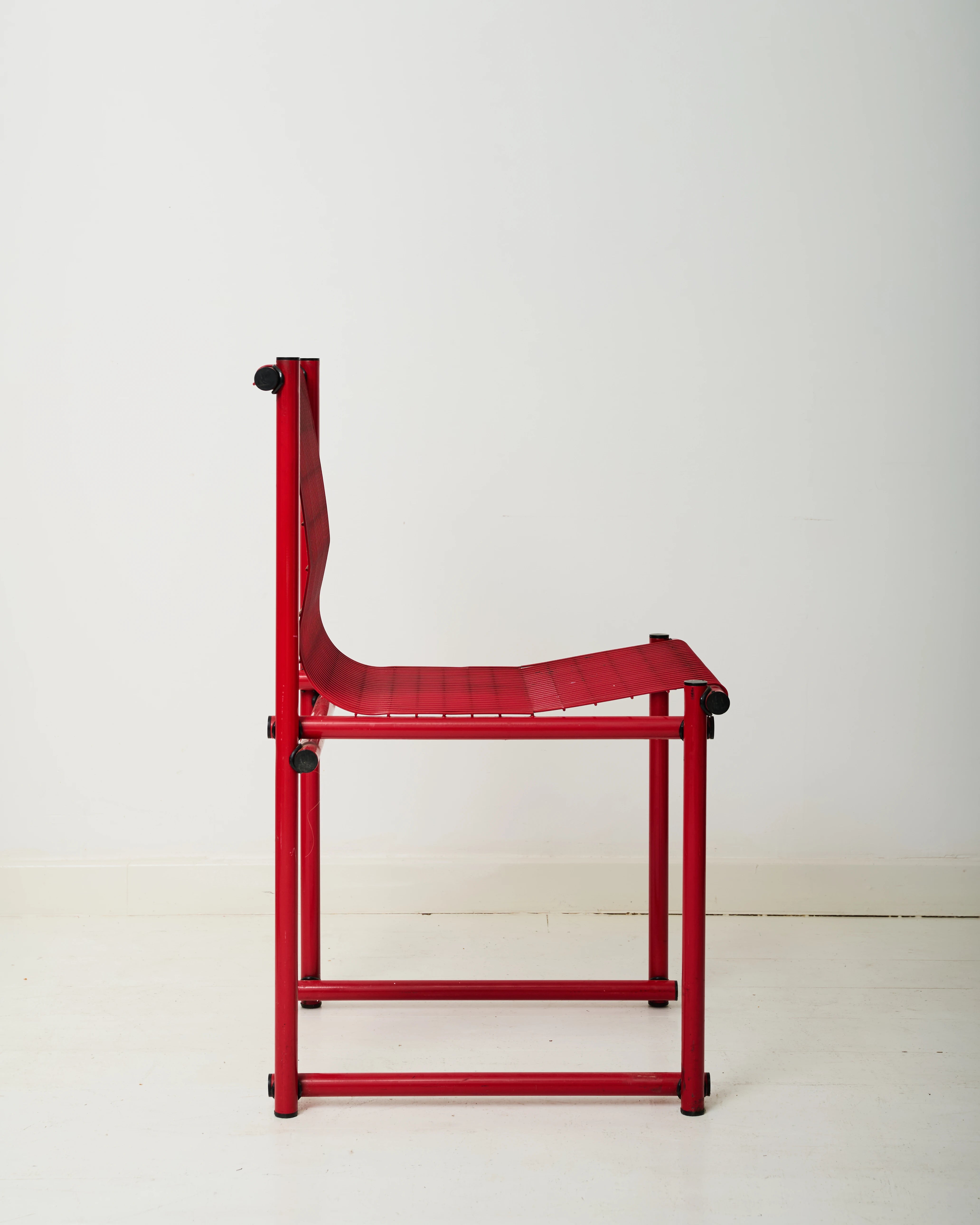 Chaise postmoderne en métal laqué rouge, 1980s