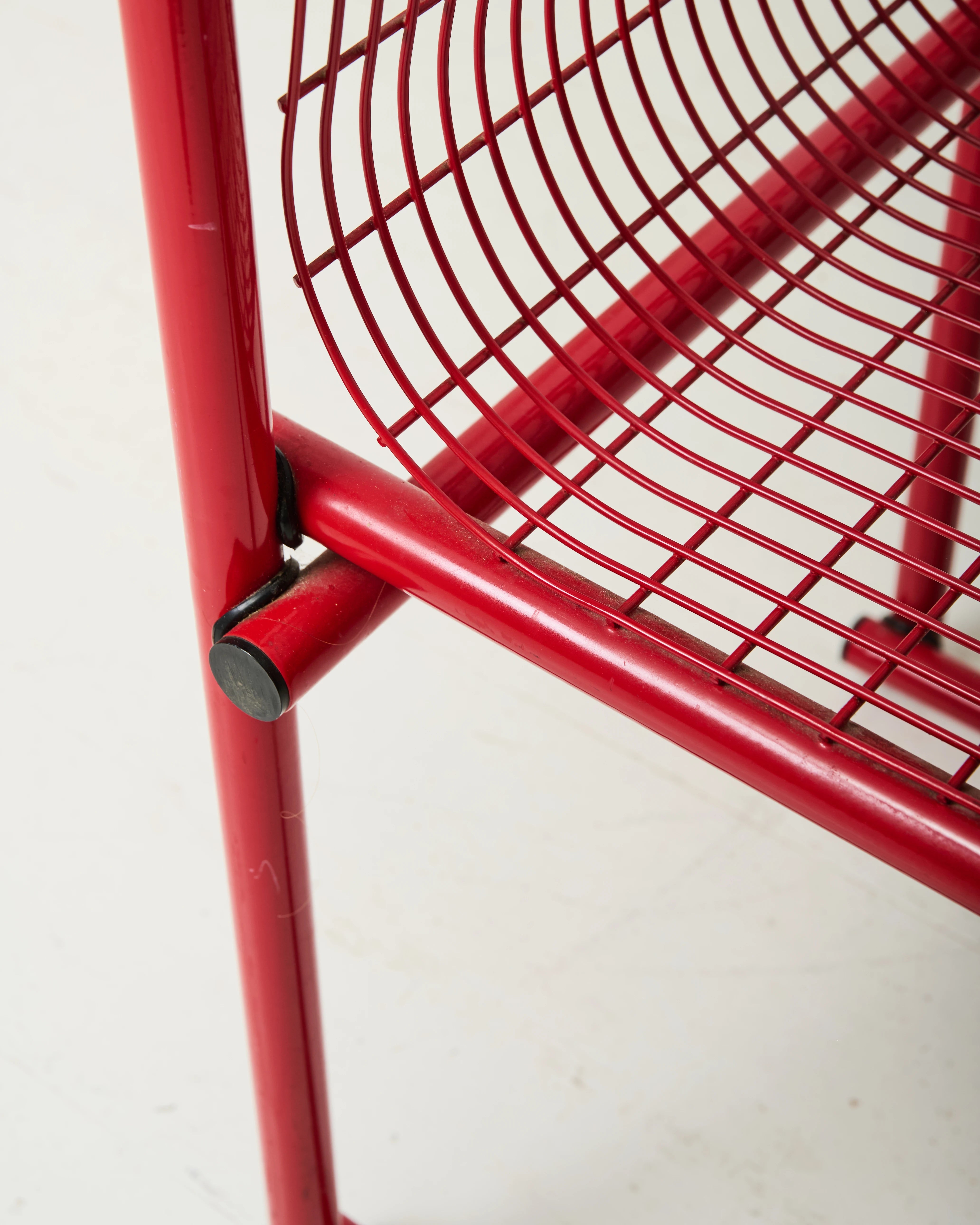 Chaise postmoderne en métal laqué rouge, 1980s