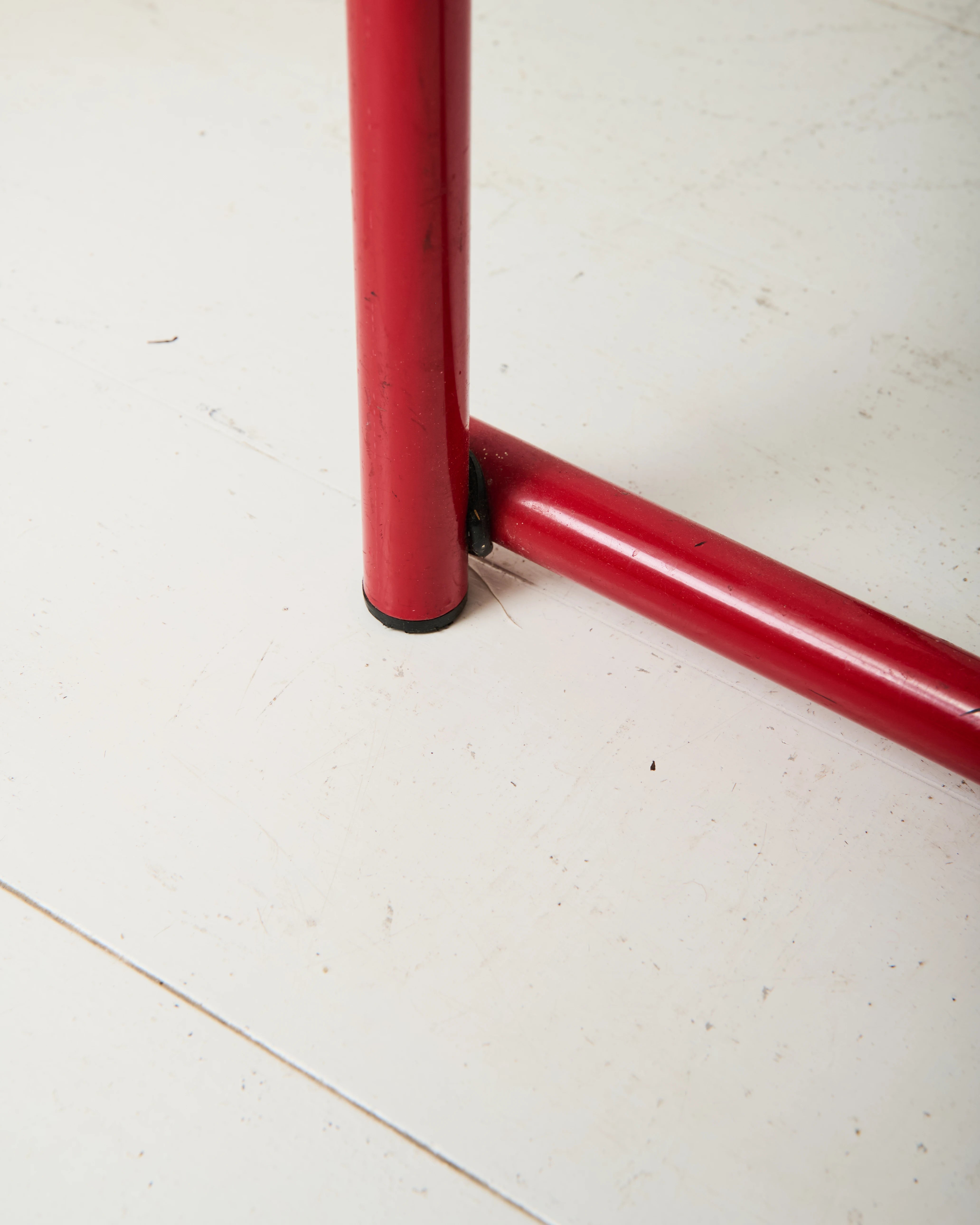 Chaise postmoderne en métal laqué rouge, 1980s