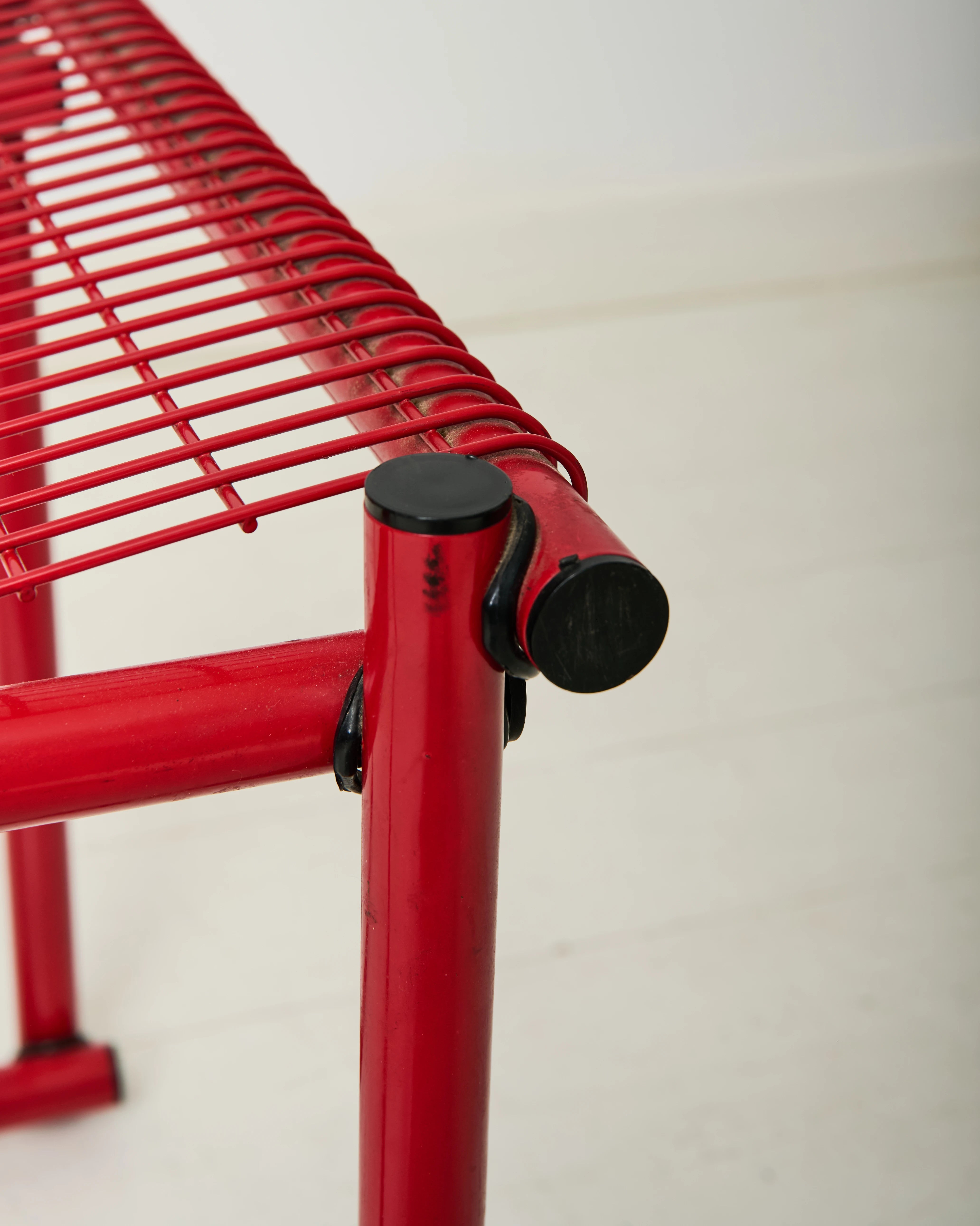 Chaise postmoderne en métal laqué rouge, 1980s