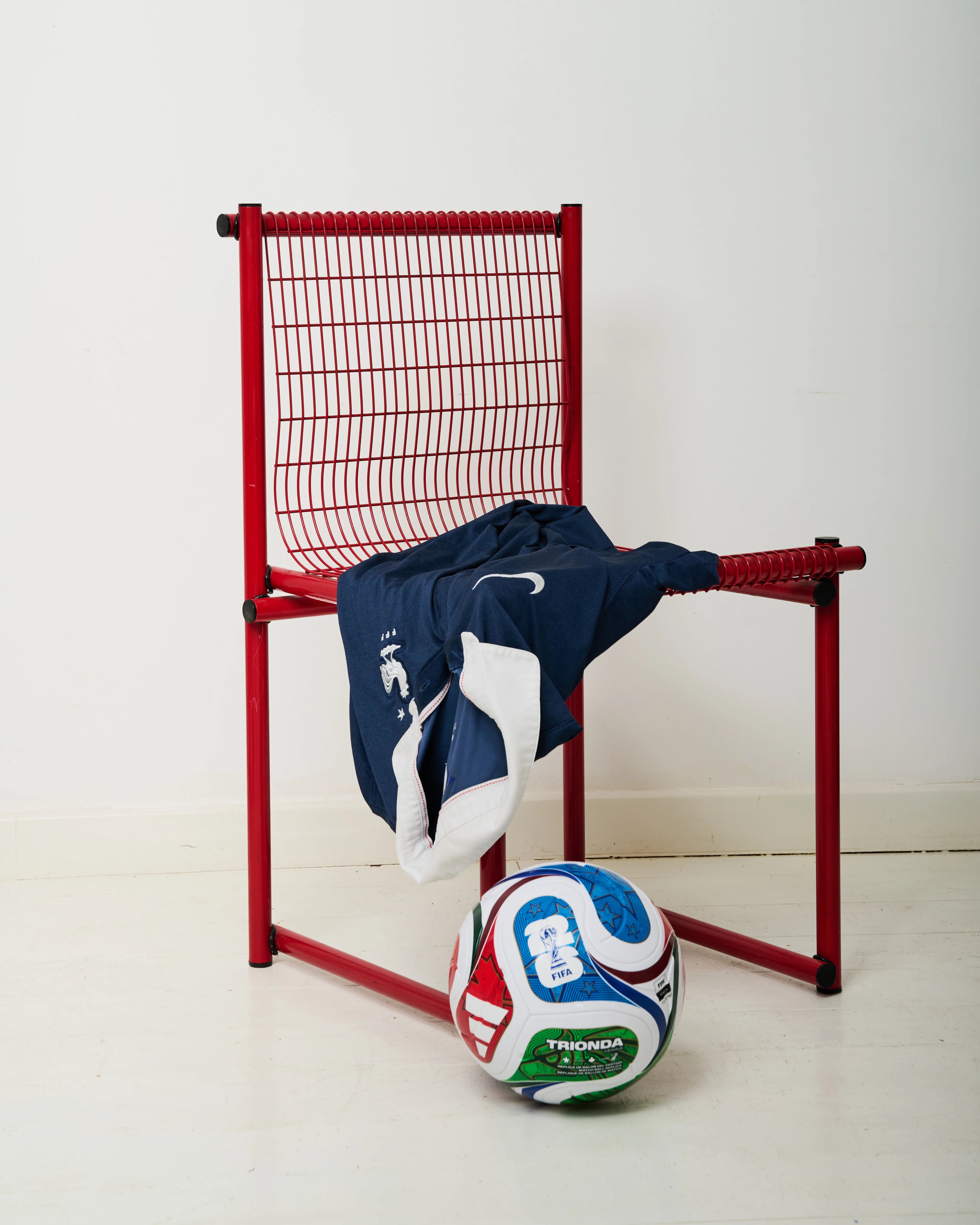 Chaise postmoderne en métal laqué rouge, 1980s
