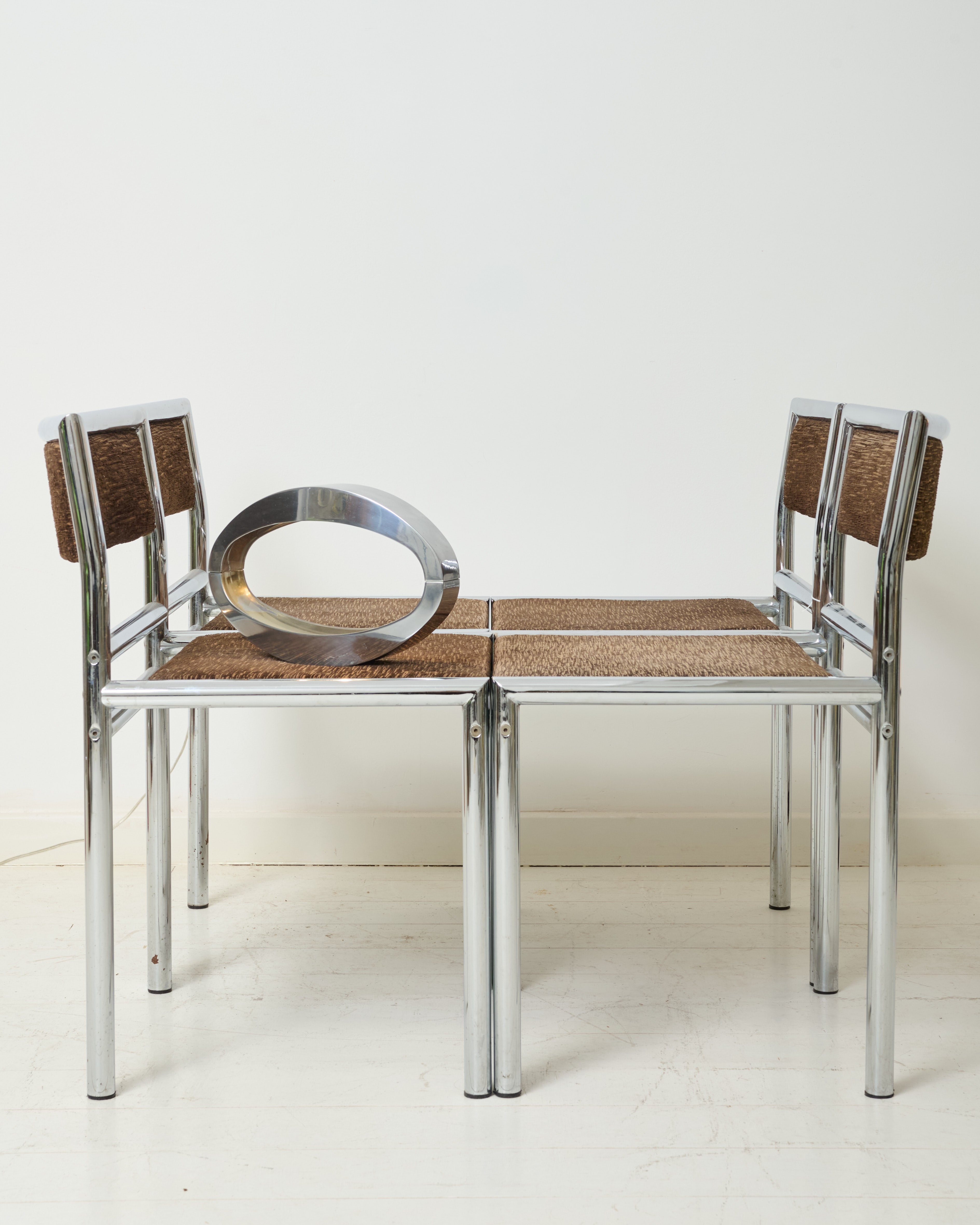 Quatre chaises tubulaires chrome et velours, 1970s