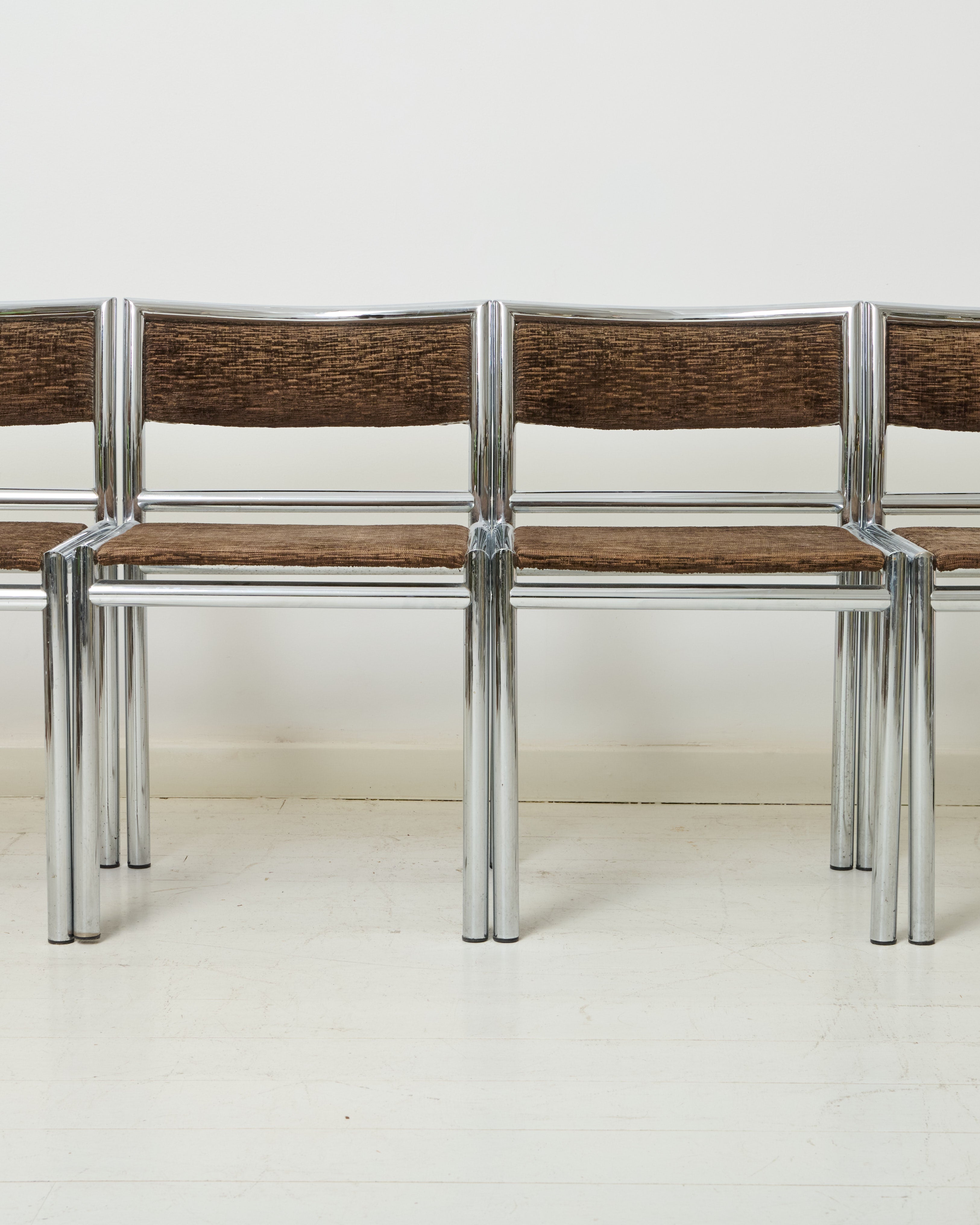 Quatre chaises tubulaires chrome et velours, 1970s