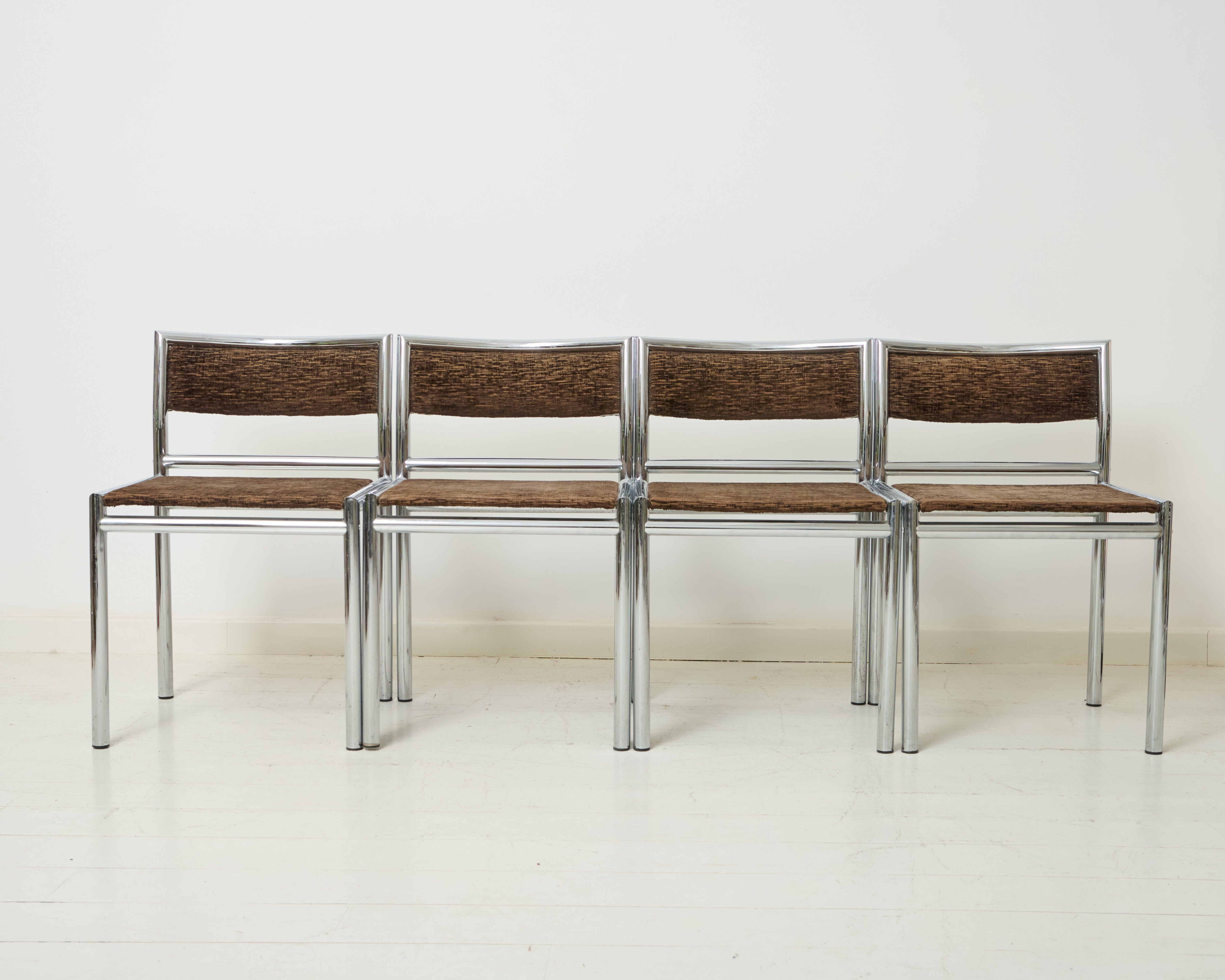 Quatre chaises tubulaires chrome et velours, 1970s