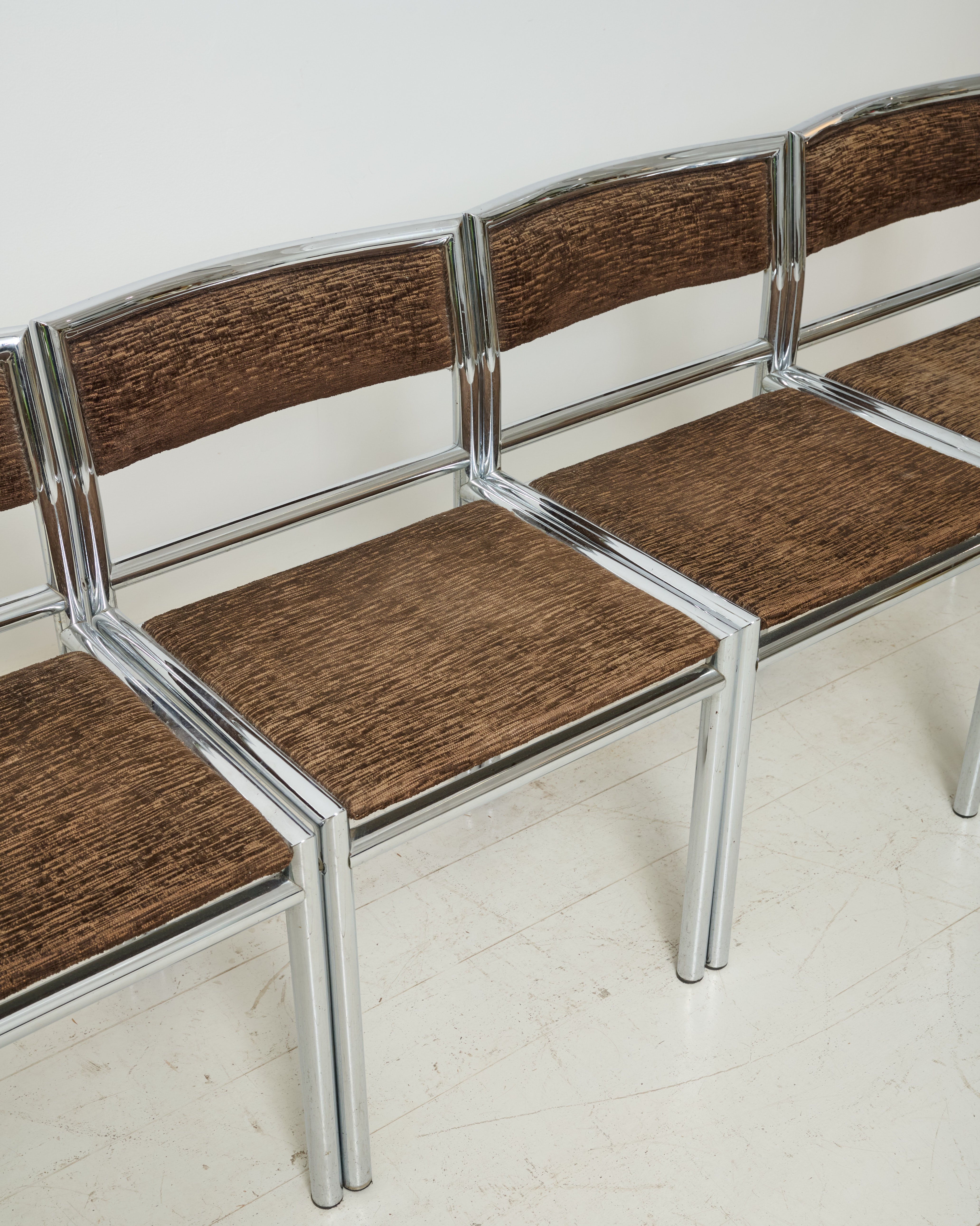 Quatre chaises tubulaires chrome et velours, 1970s