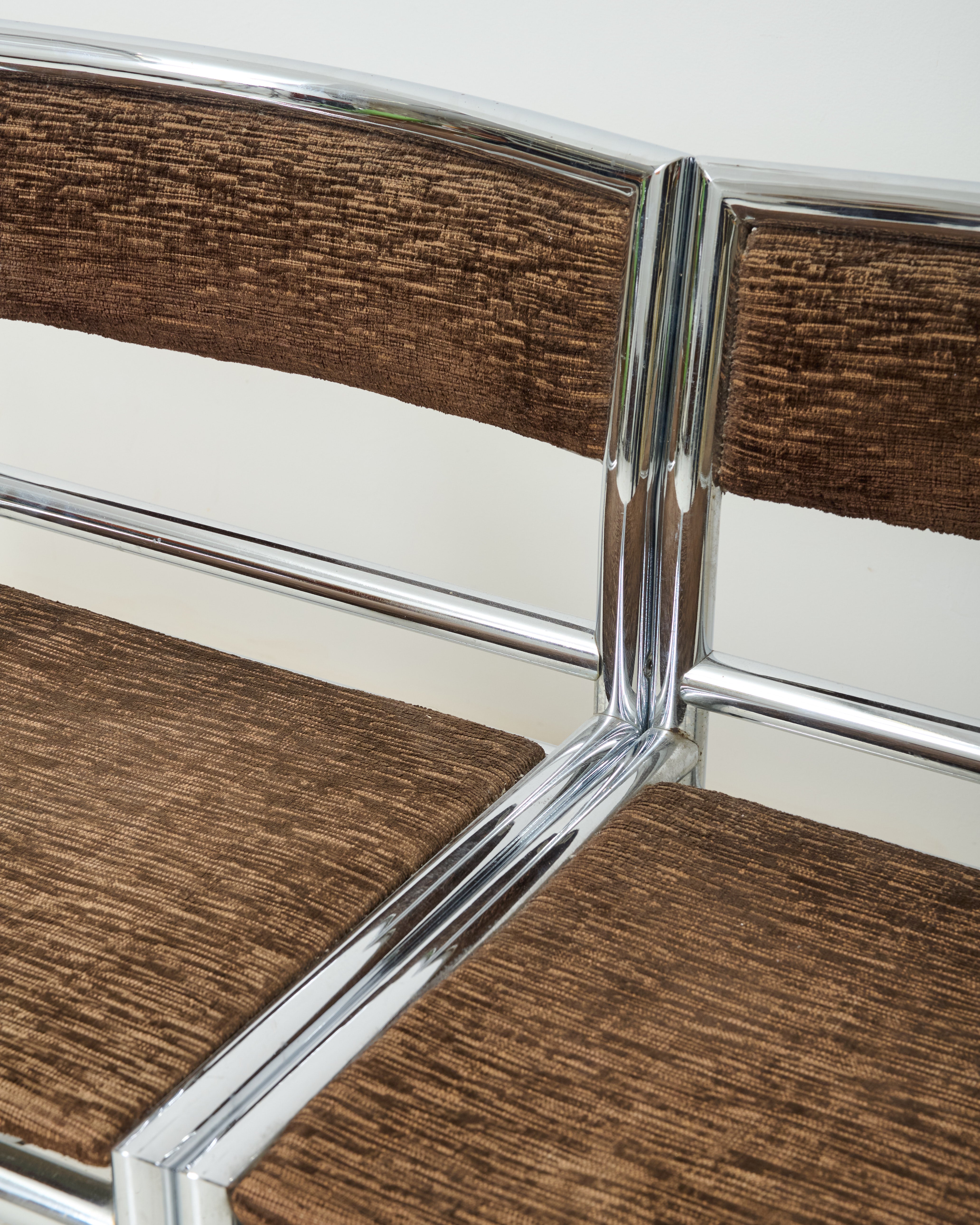 Quatre chaises tubulaires chrome et velours, 1970s