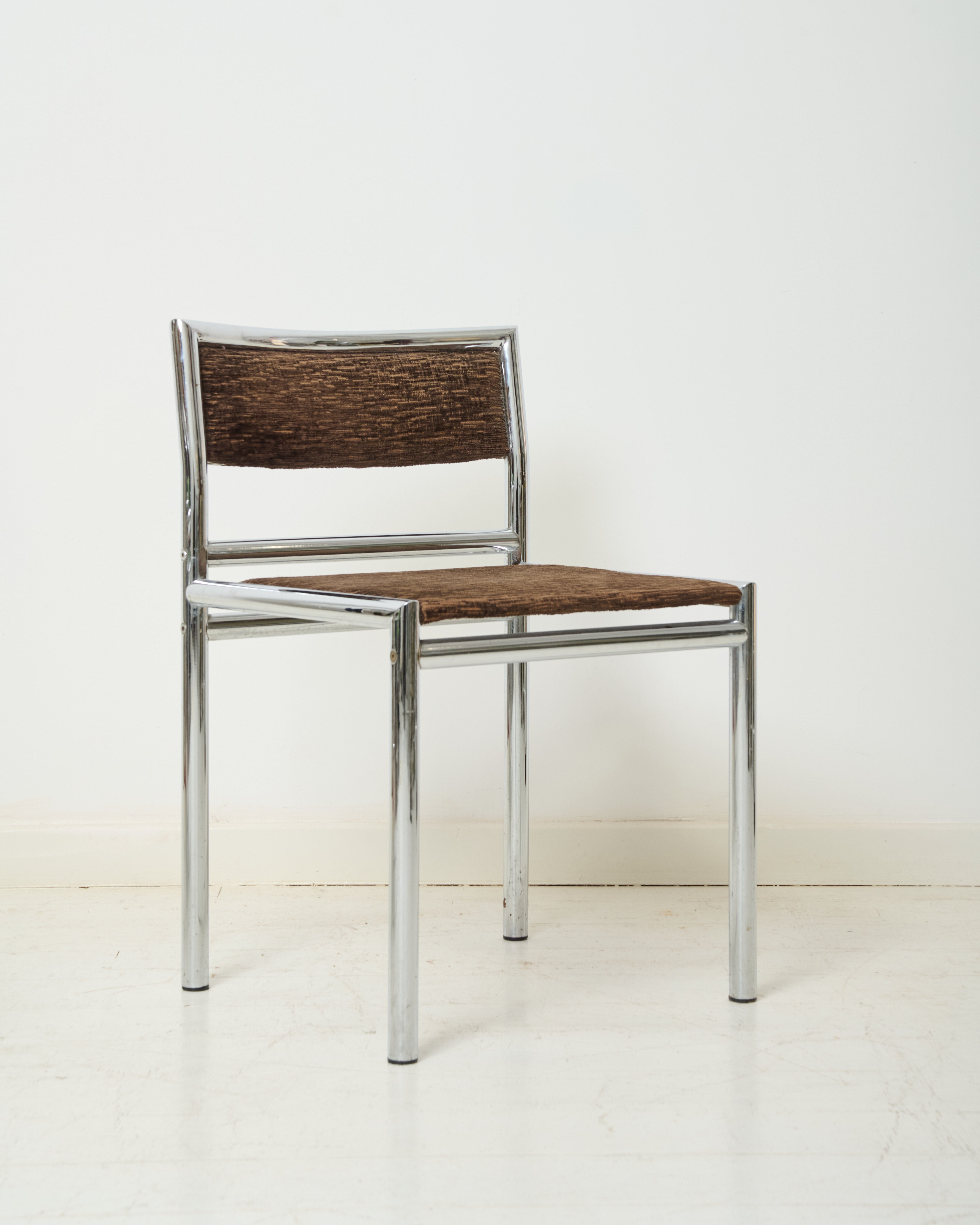 Quatre chaises tubulaires chrome et velours, 1970s