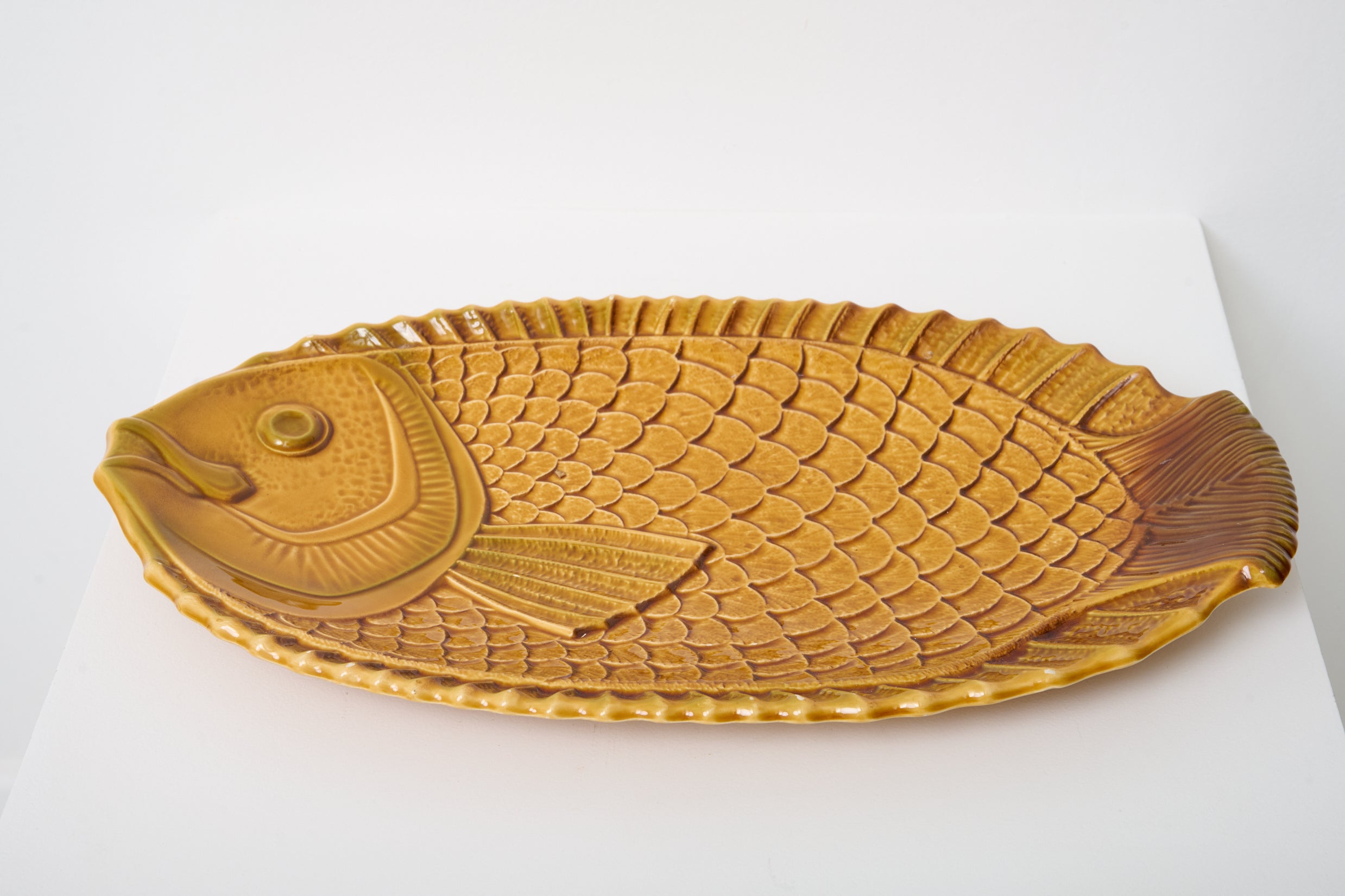 Plat de service en faïence, Atelier Ravernay, 1970s