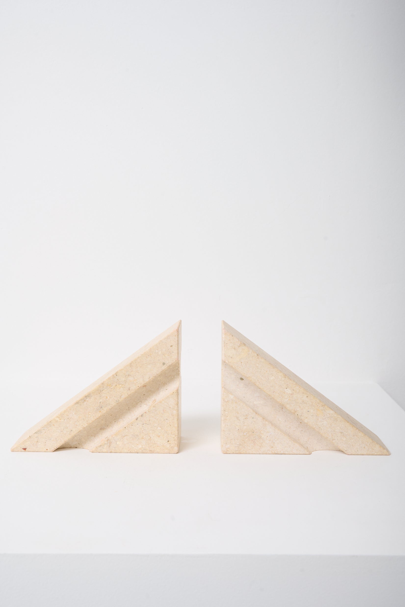 Duo de serre-livres en travertin, 1970