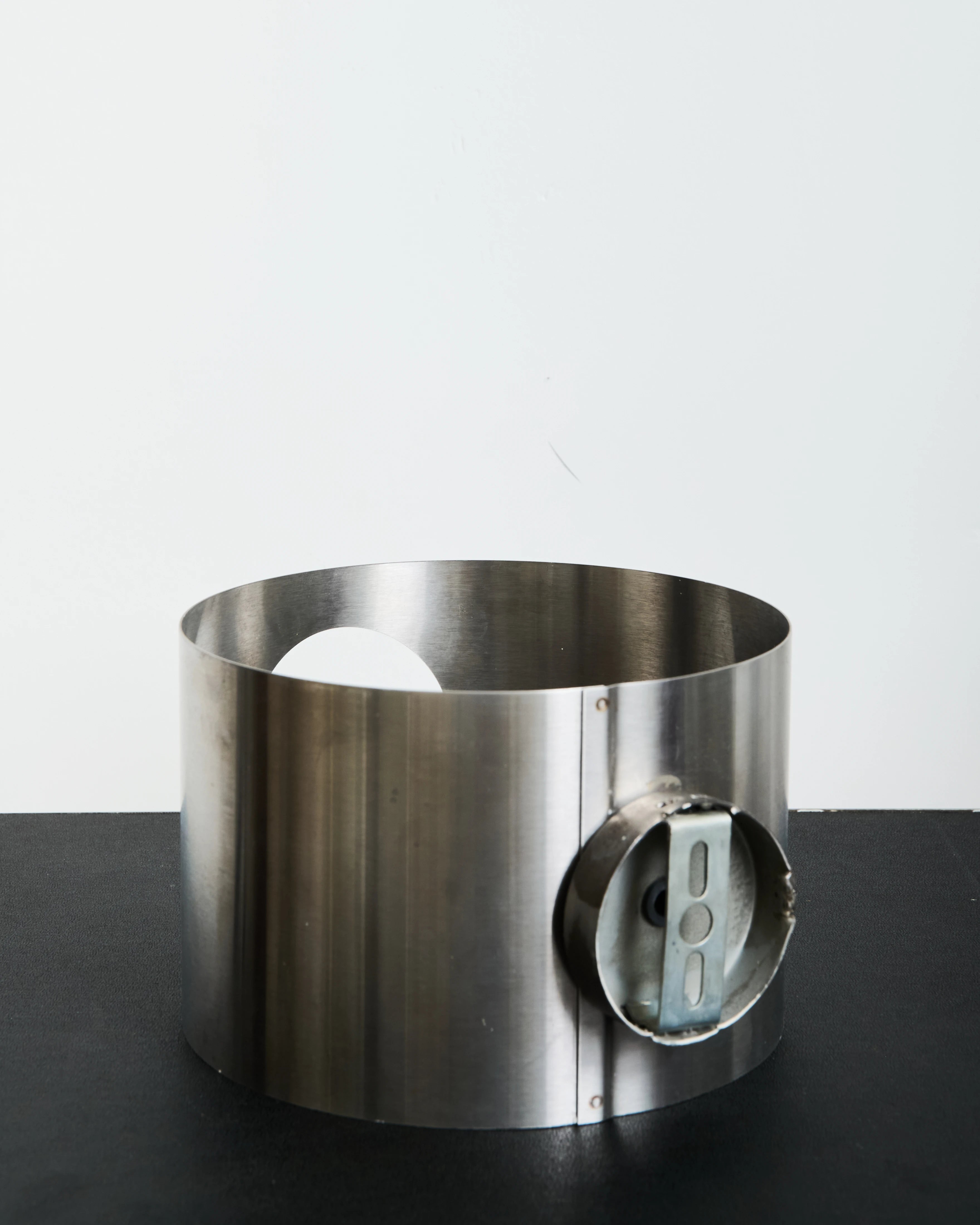 Applique cercle en aluminium brossé, 1970-1980