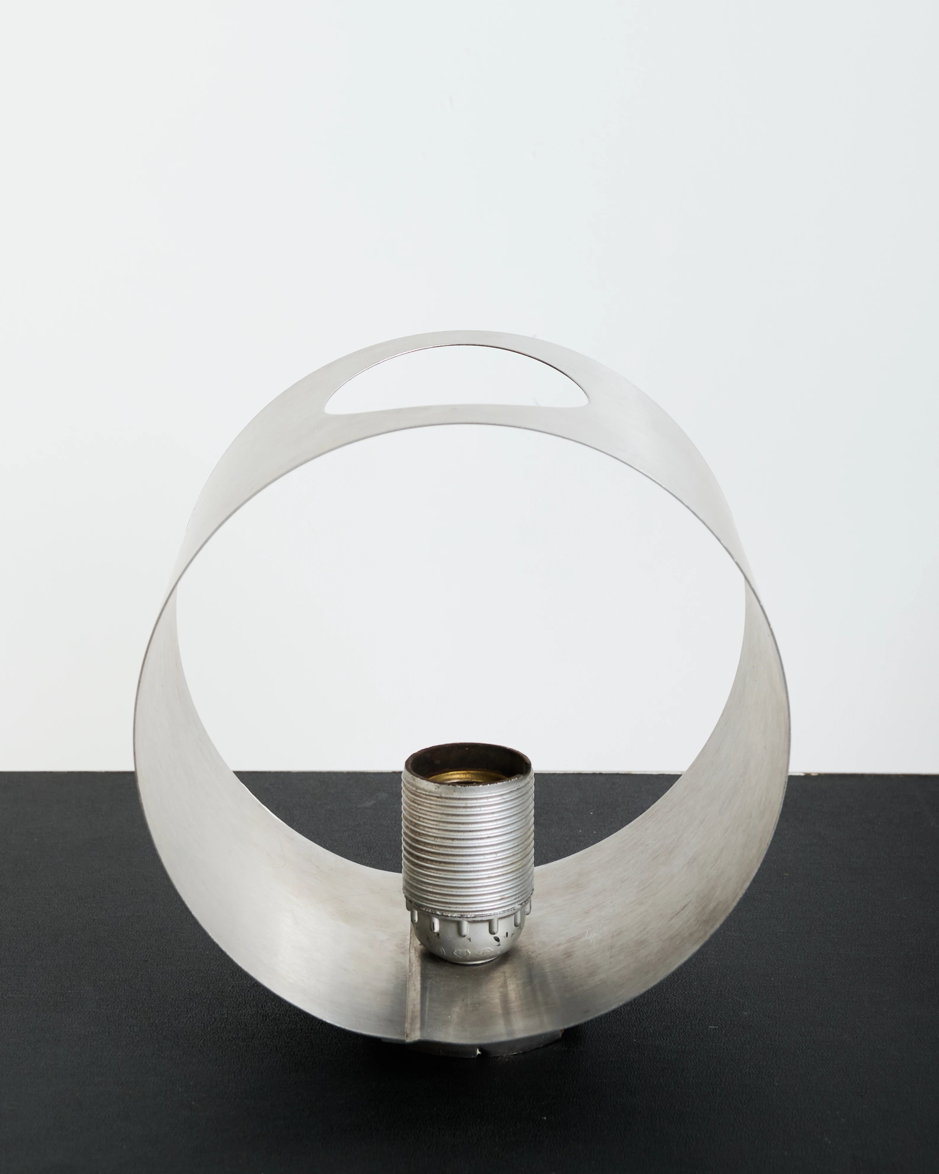 Applique cercle en aluminium brossé, 1970-1980