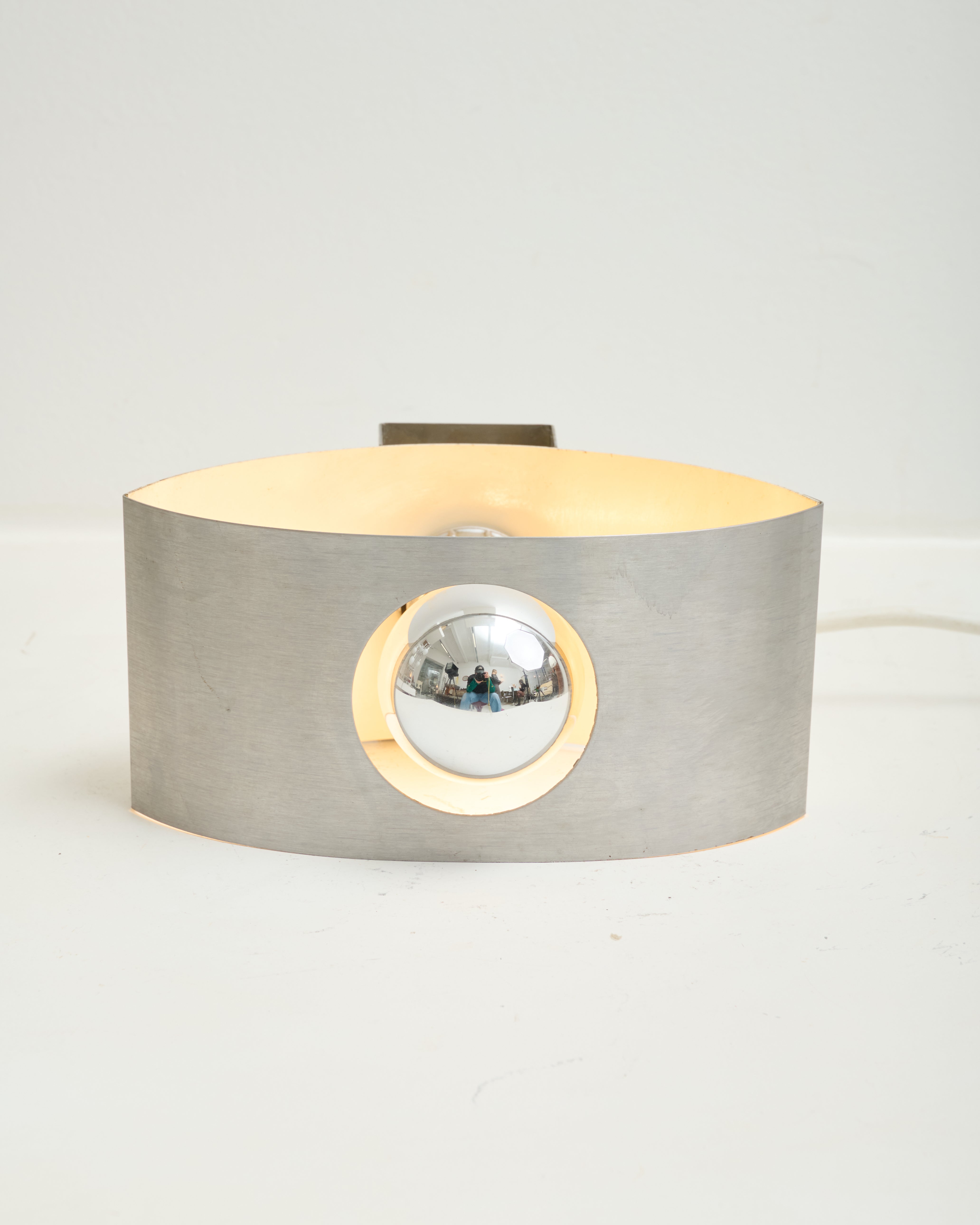 Applique en aluminium brossé, fond blanc, 1970