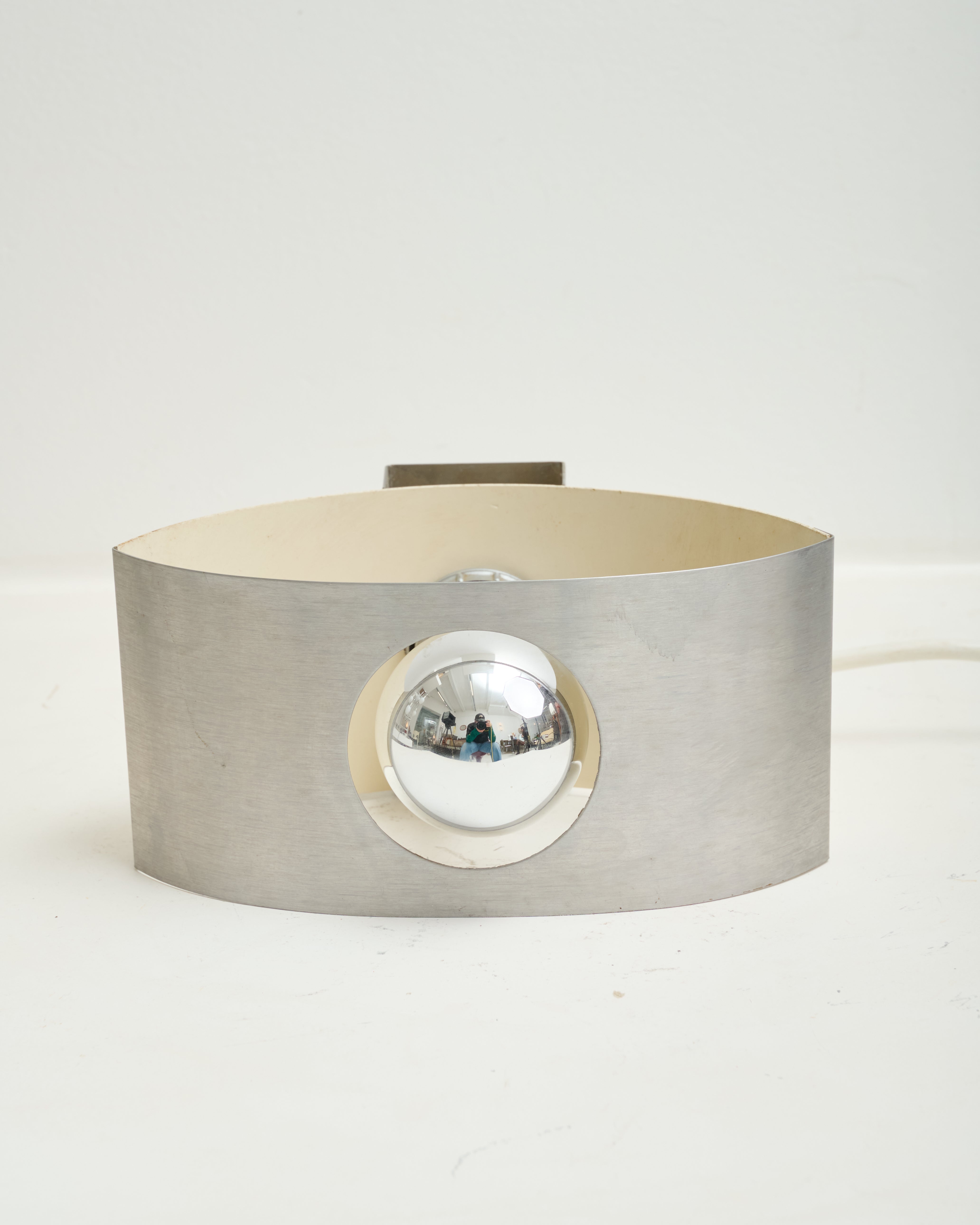 Applique en aluminium brossé, fond blanc, 1970