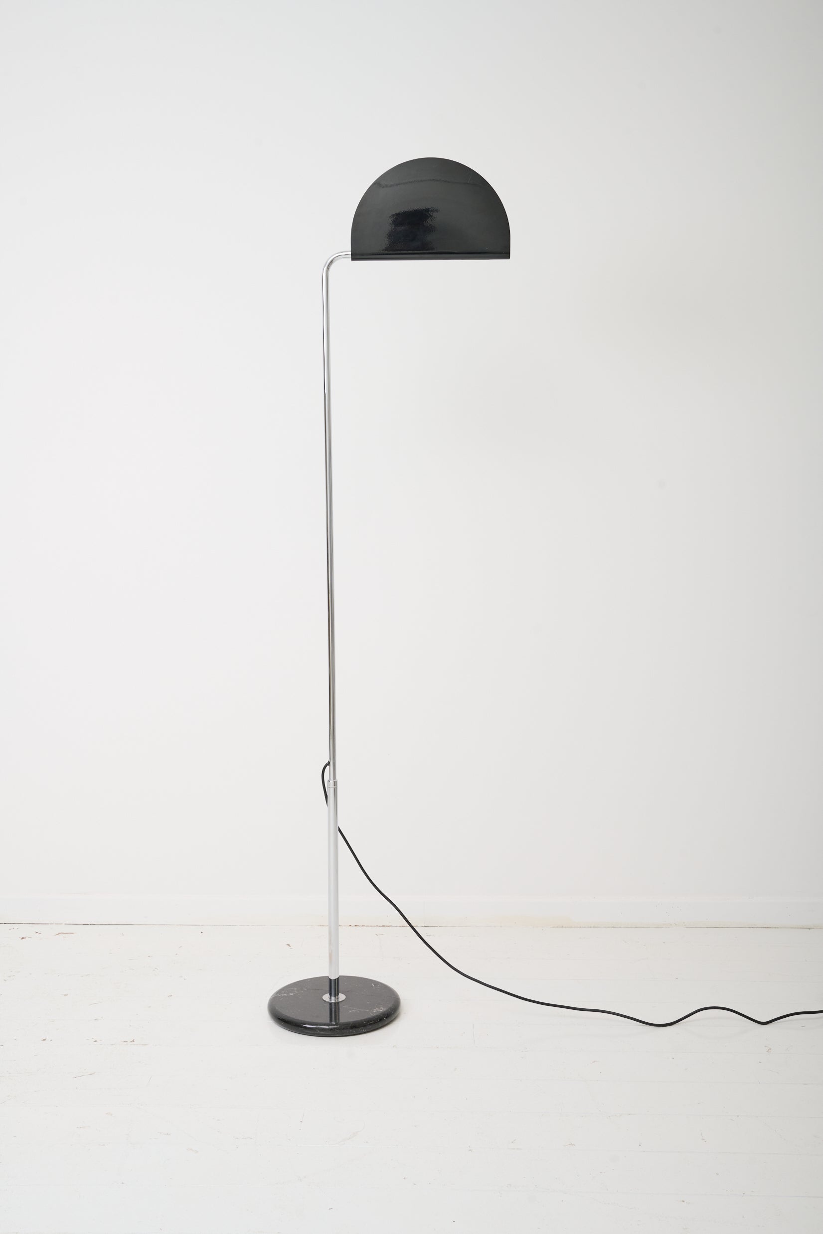 Lampadaire "Mezzaluna", Bruno Gecchelin, Skipper and Pollux, 1980s vintage – Eccho Studio