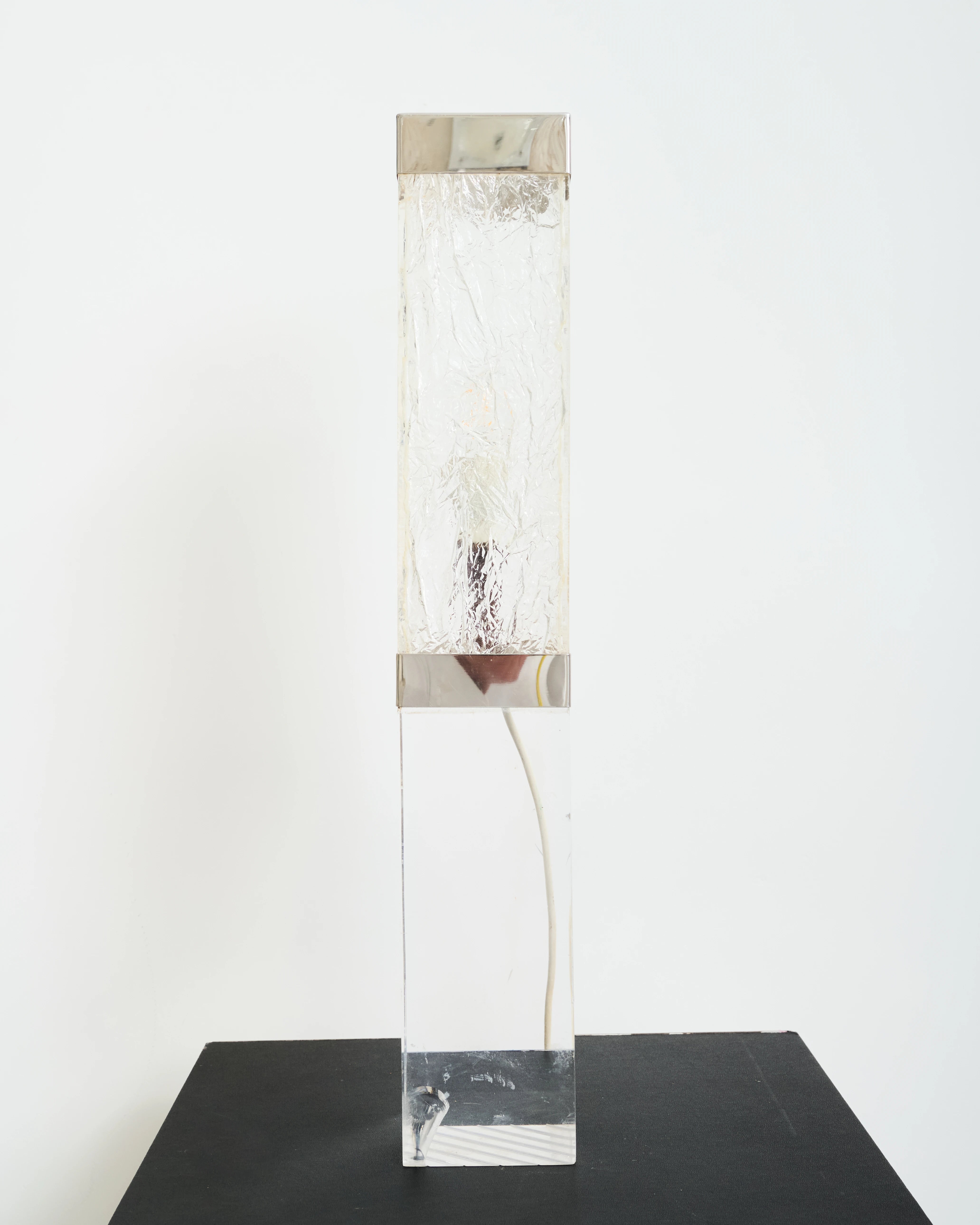 Lampe à poser en plexiglas et aluminium, Italie, 1970s