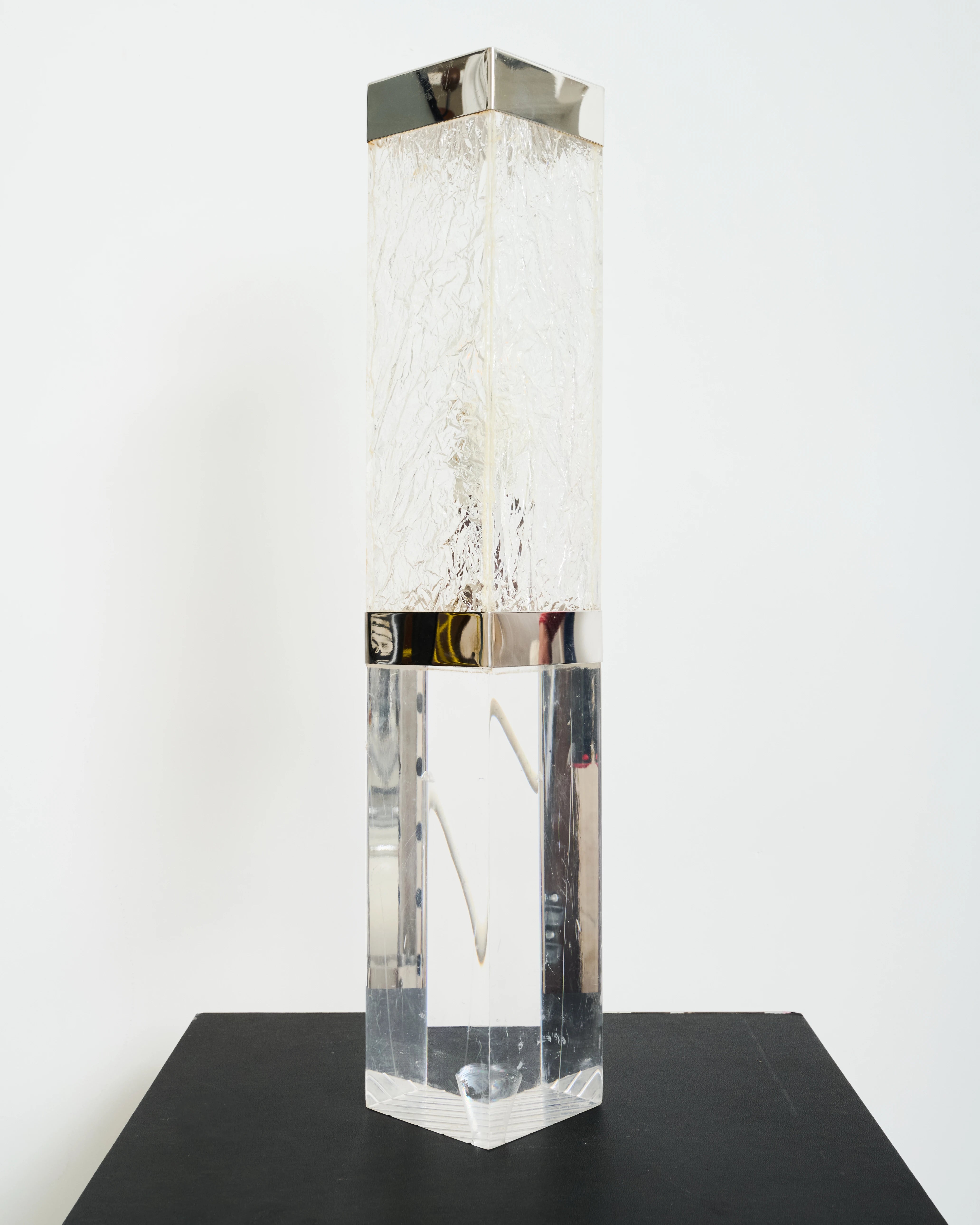Lampe à poser en plexiglas et aluminium, Italie, 1970s