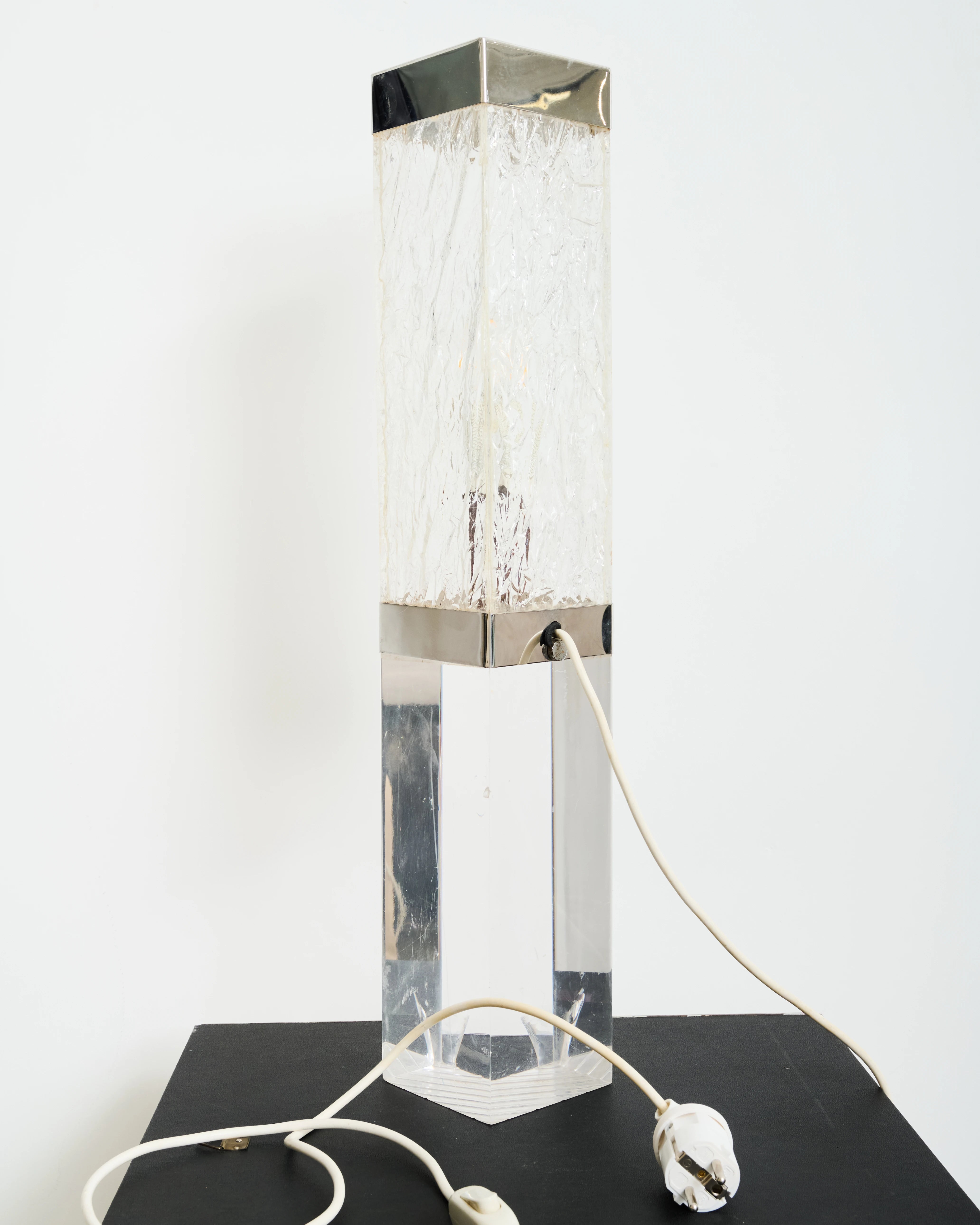 Lampe à poser en plexiglas et aluminium, Italie, 1970s