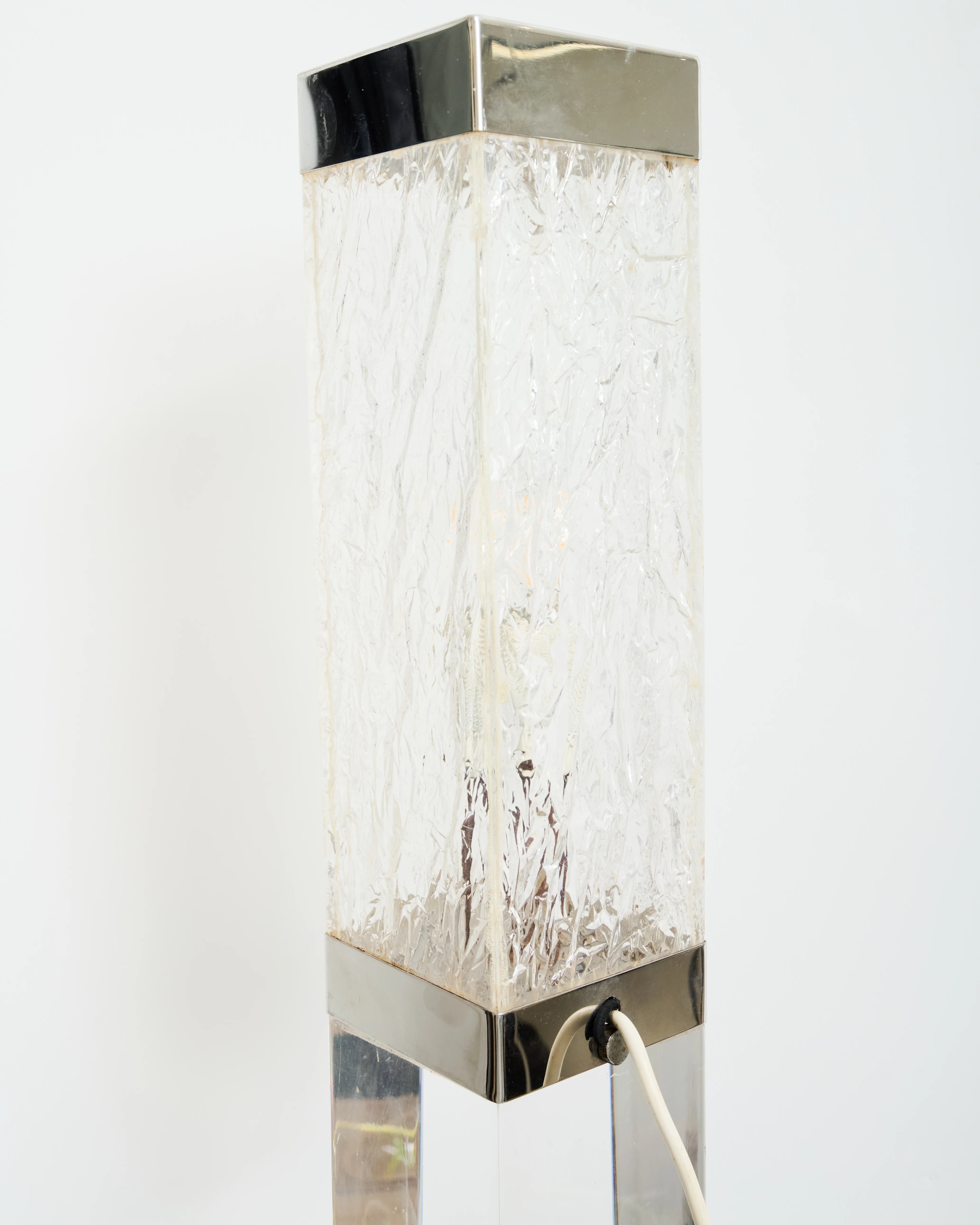 Lampe à poser en plexiglas et aluminium, Italie, 1970s