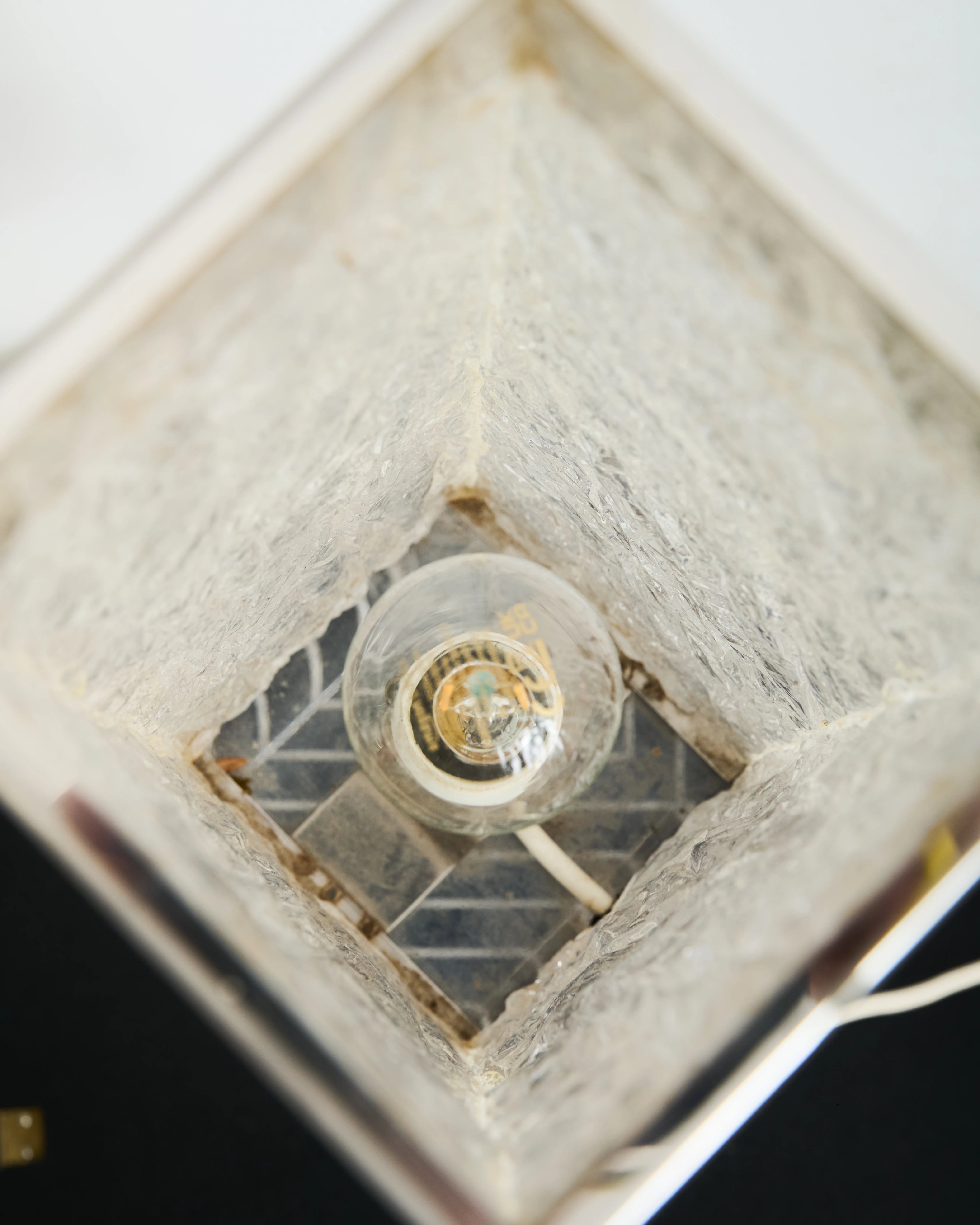Lampe à poser en plexiglas et aluminium, Italie, 1970s